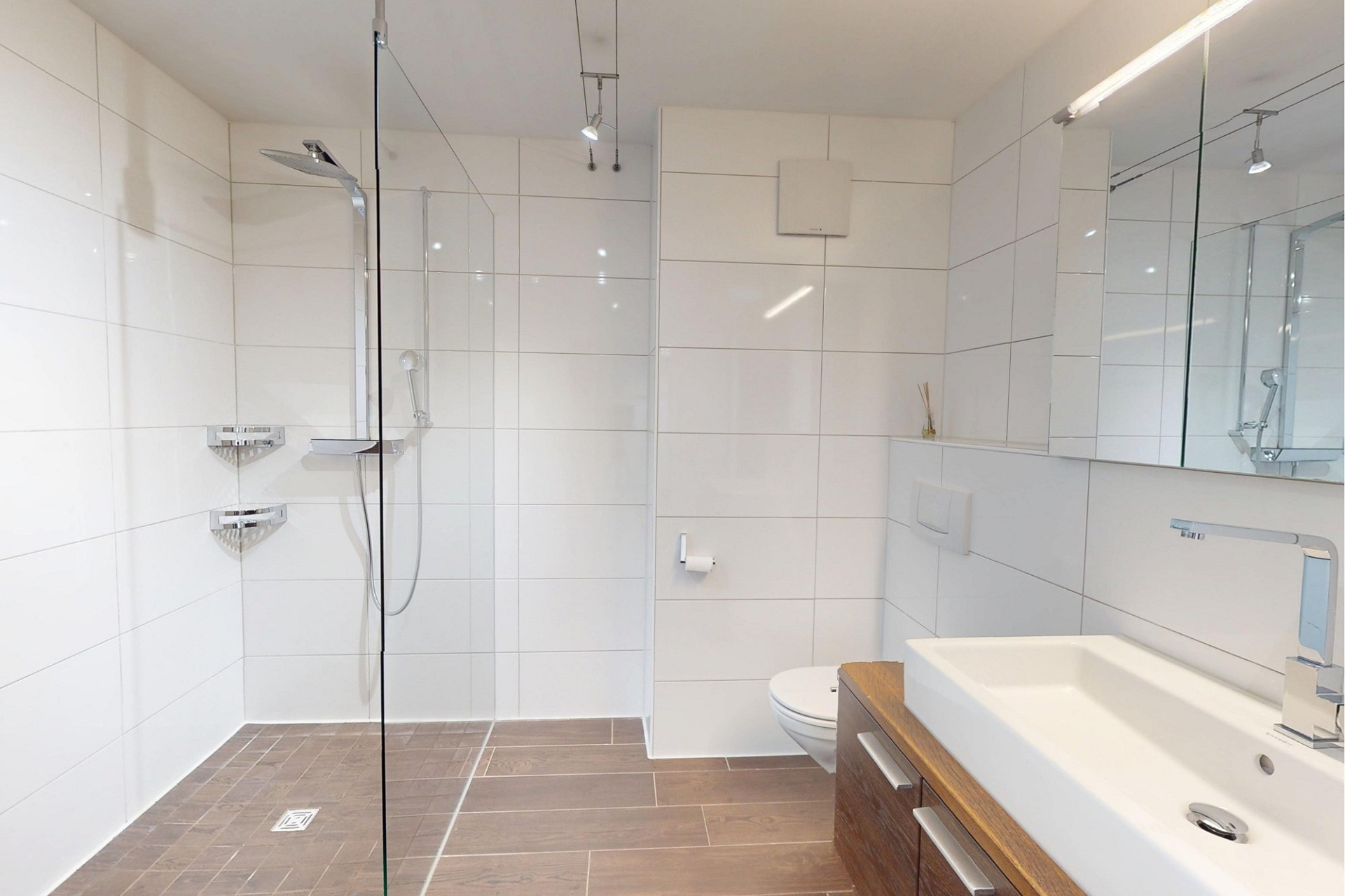 Modernes Badezimmer mit Walk-in-Dusche
