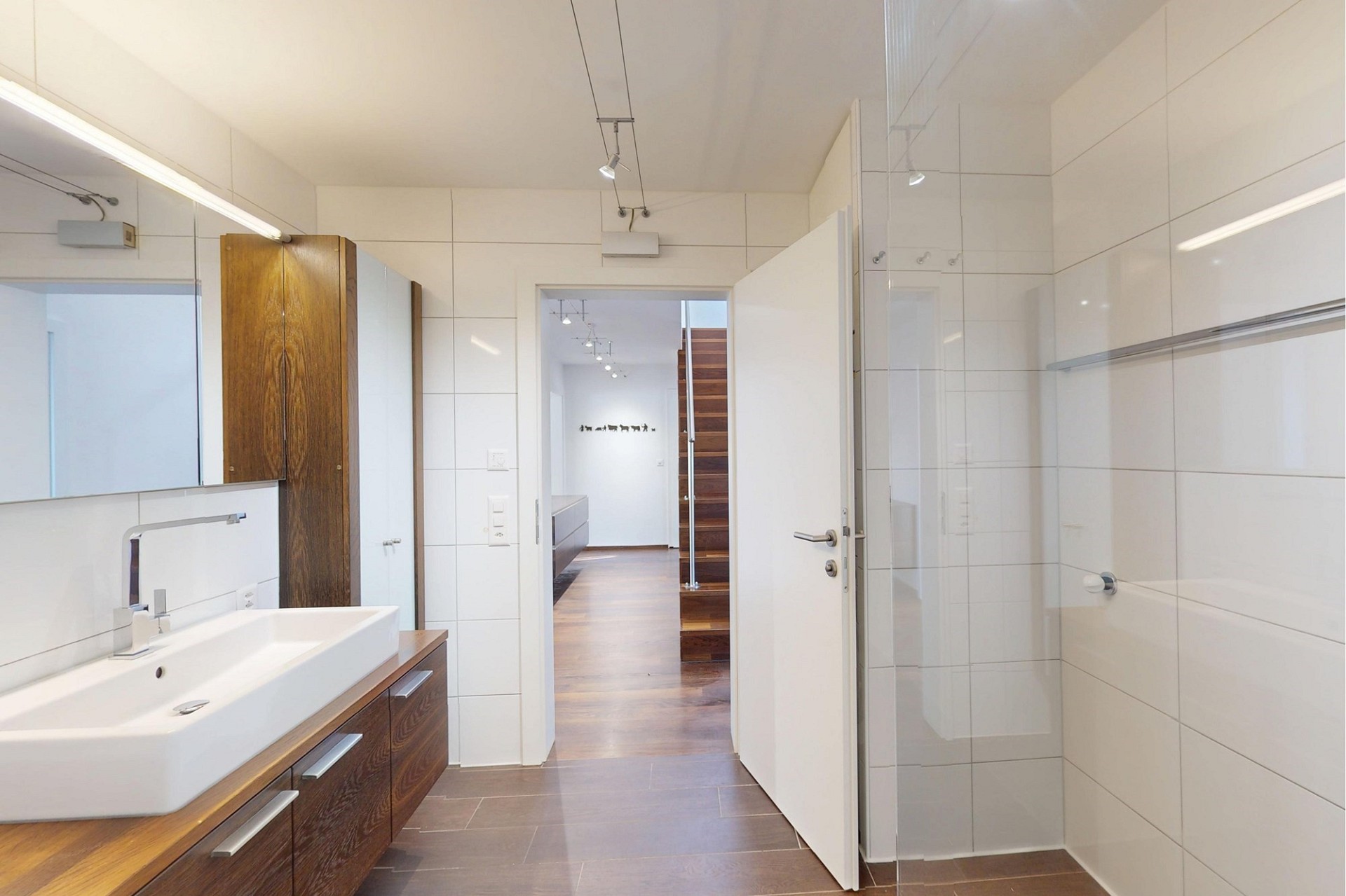 Modernes Badezimmer mit Holzdetails