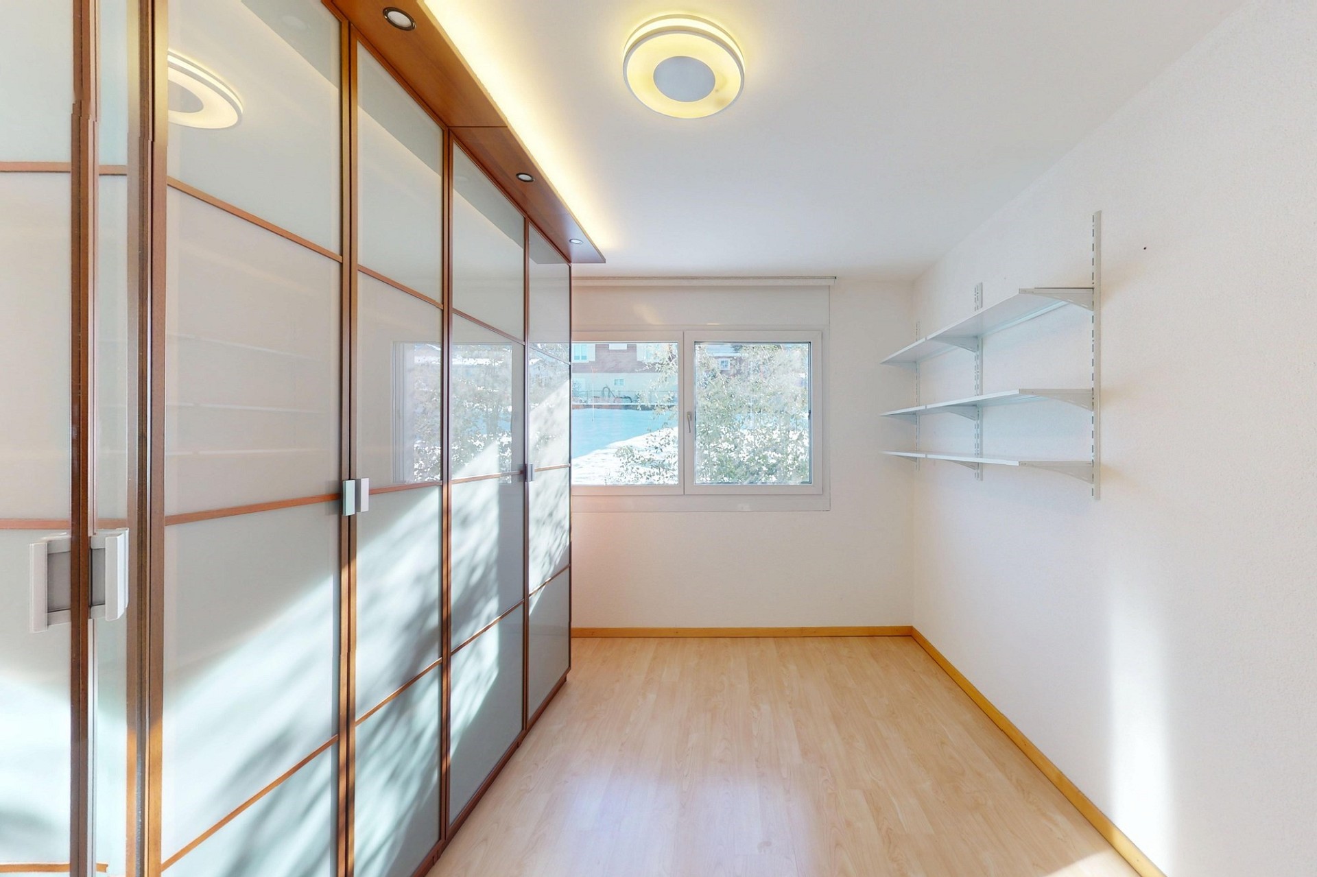 Helles Ankleidezimmer mit Einbauschrank