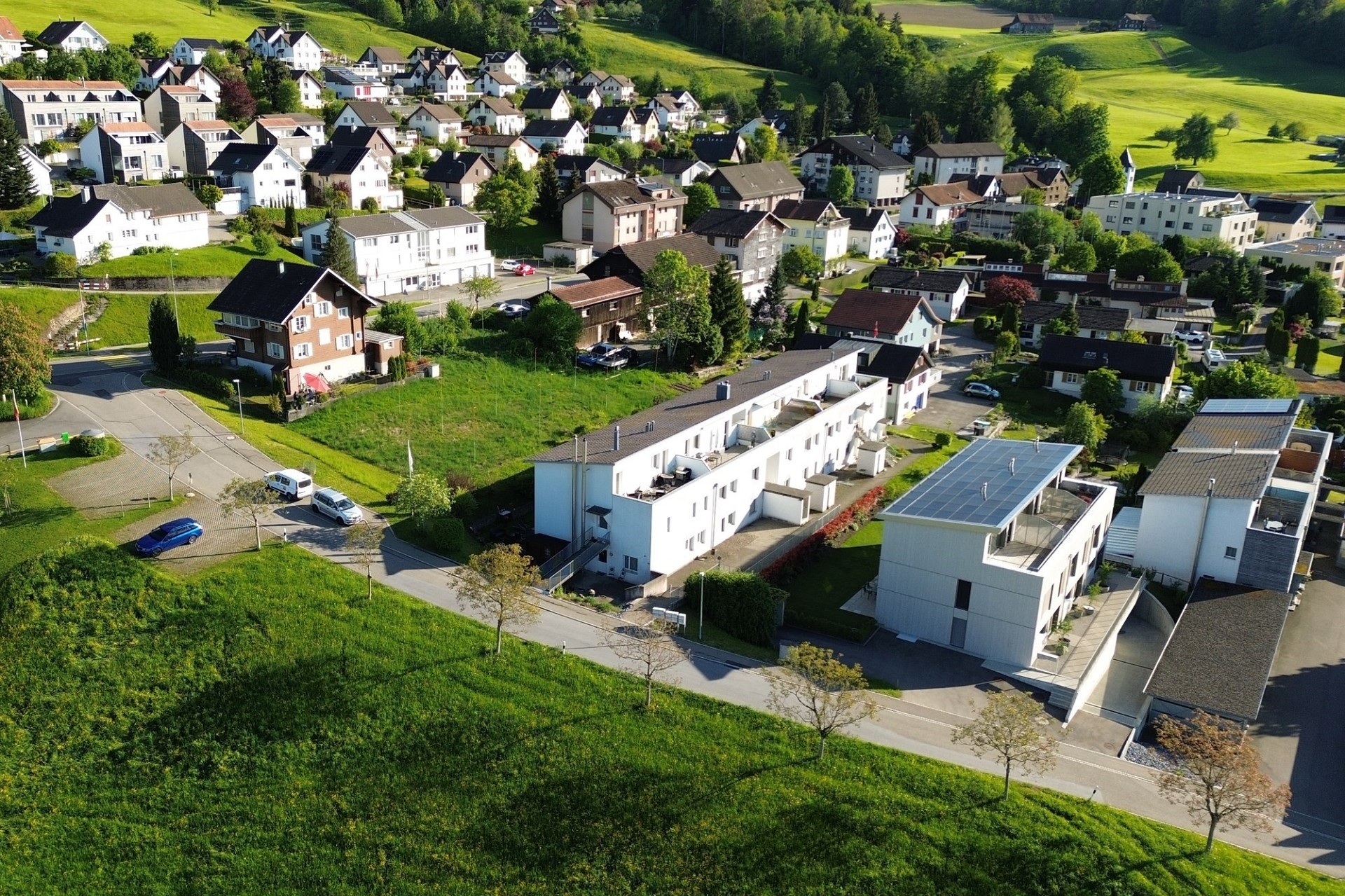 Luftaufnahme eines Wohngebiets im Grünen