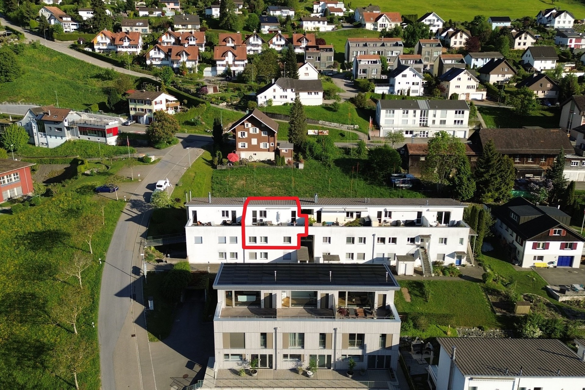 Luftaufnahme eines Wohnquartiers mit markiertem Mehrfamilienhaus