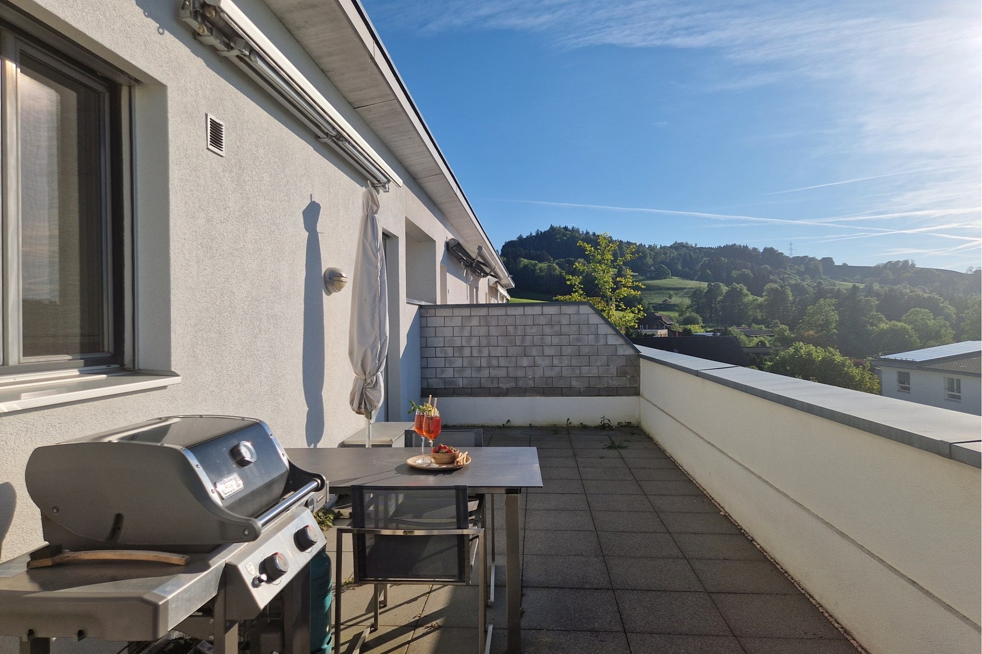 Balkon mit Grill und Bergblick