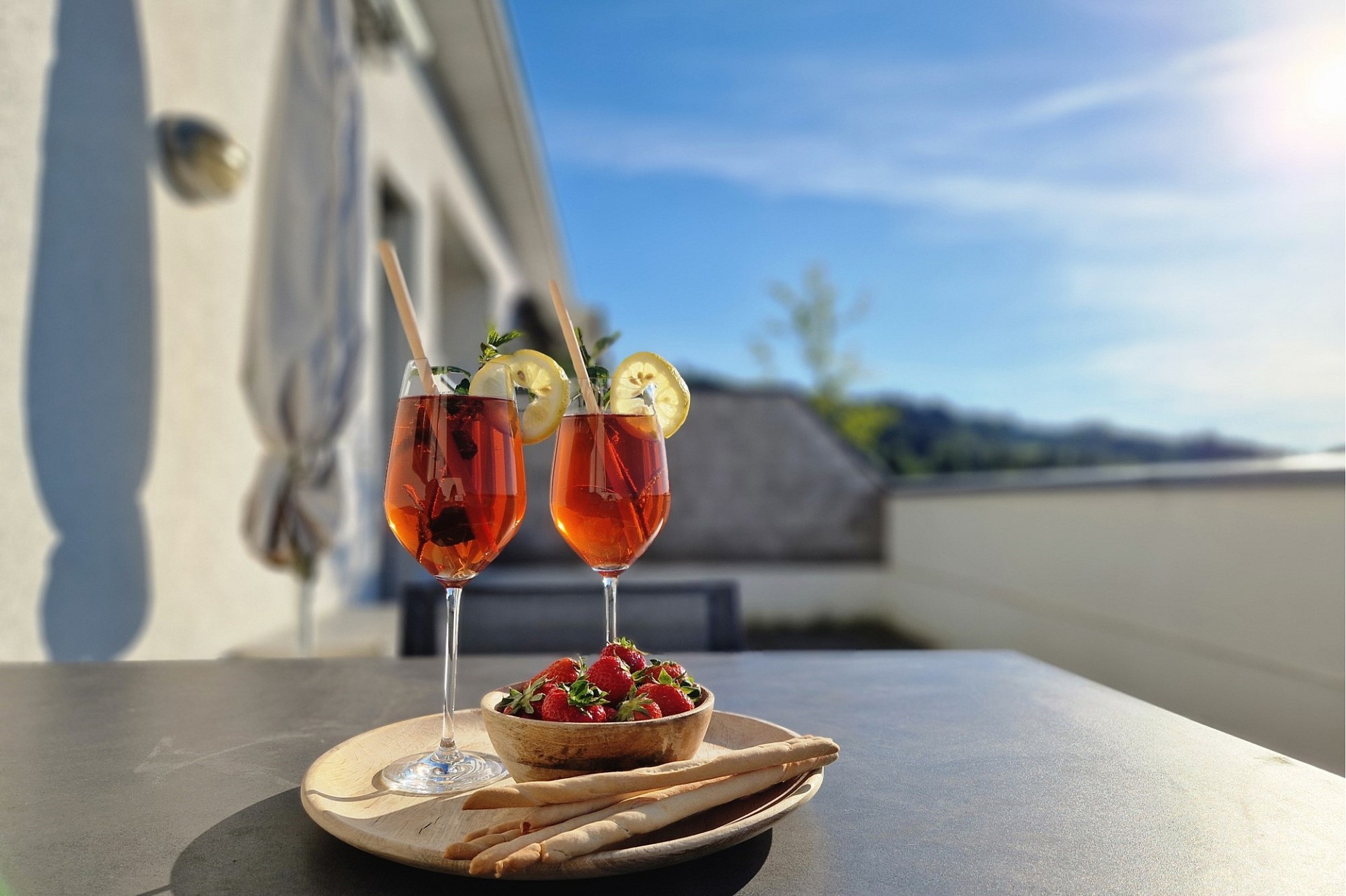 Terrasse mit Getränken und Blick ins Freie