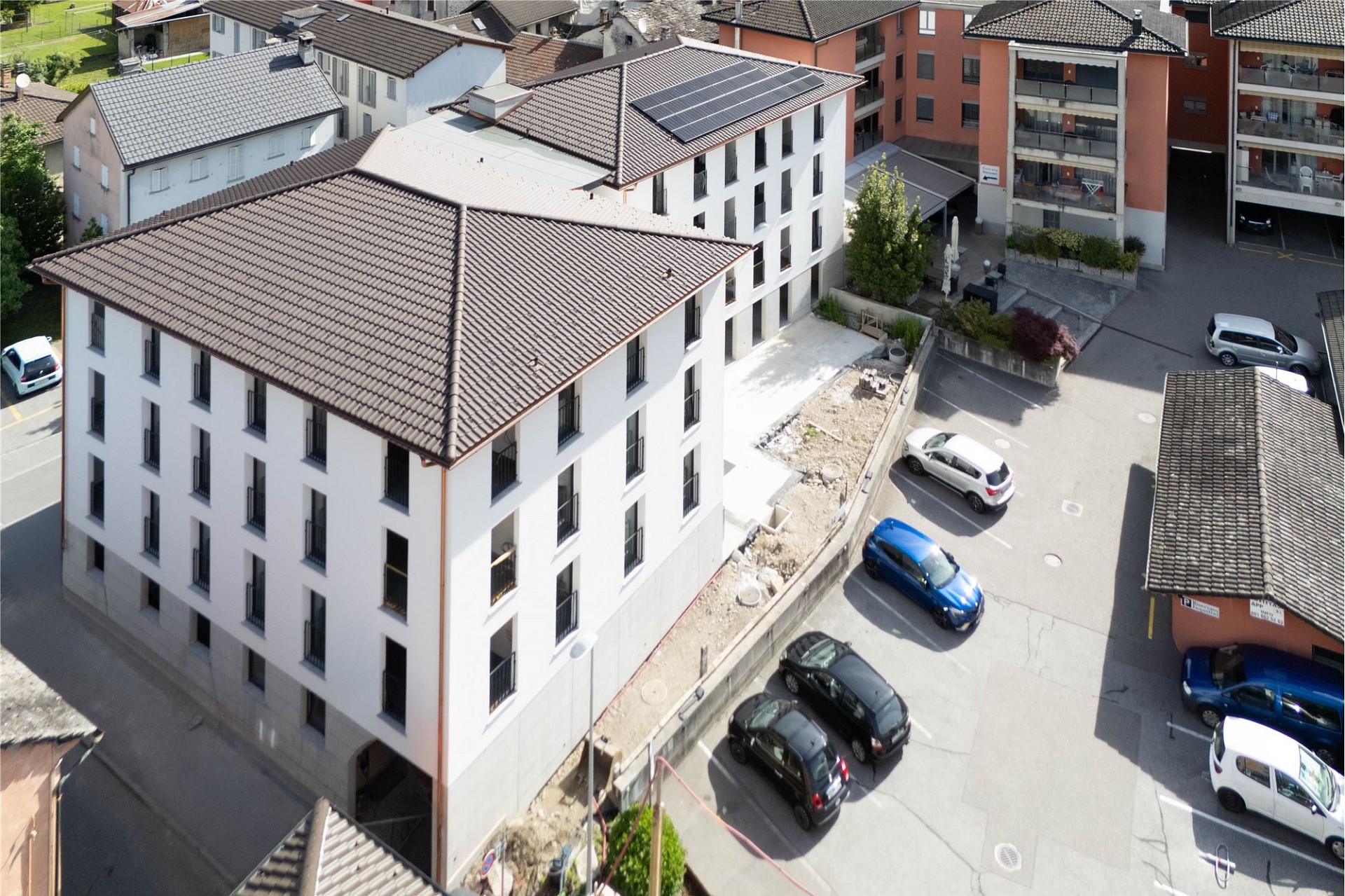Mehrfamilienhäuser mit Innenhof und Parkplätzen