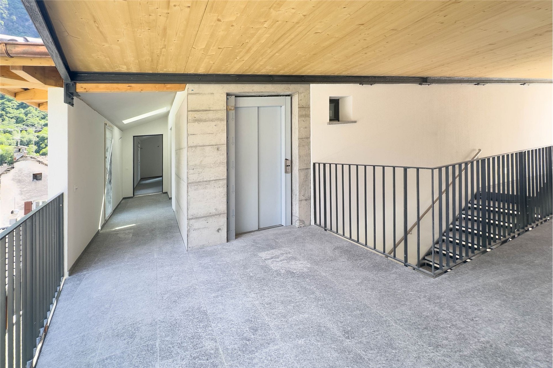 Offene Laubengangfläche mit Treppenhaus