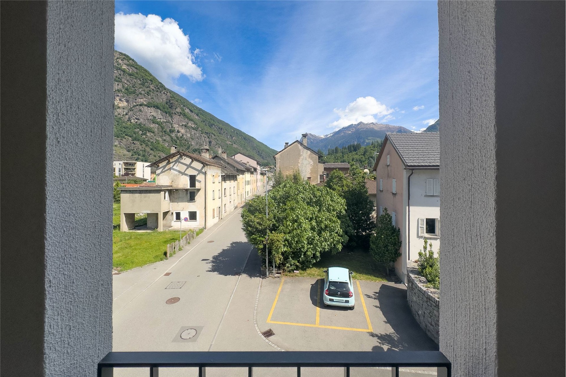 Blick aus dem Fenster auf Bergort und Straße