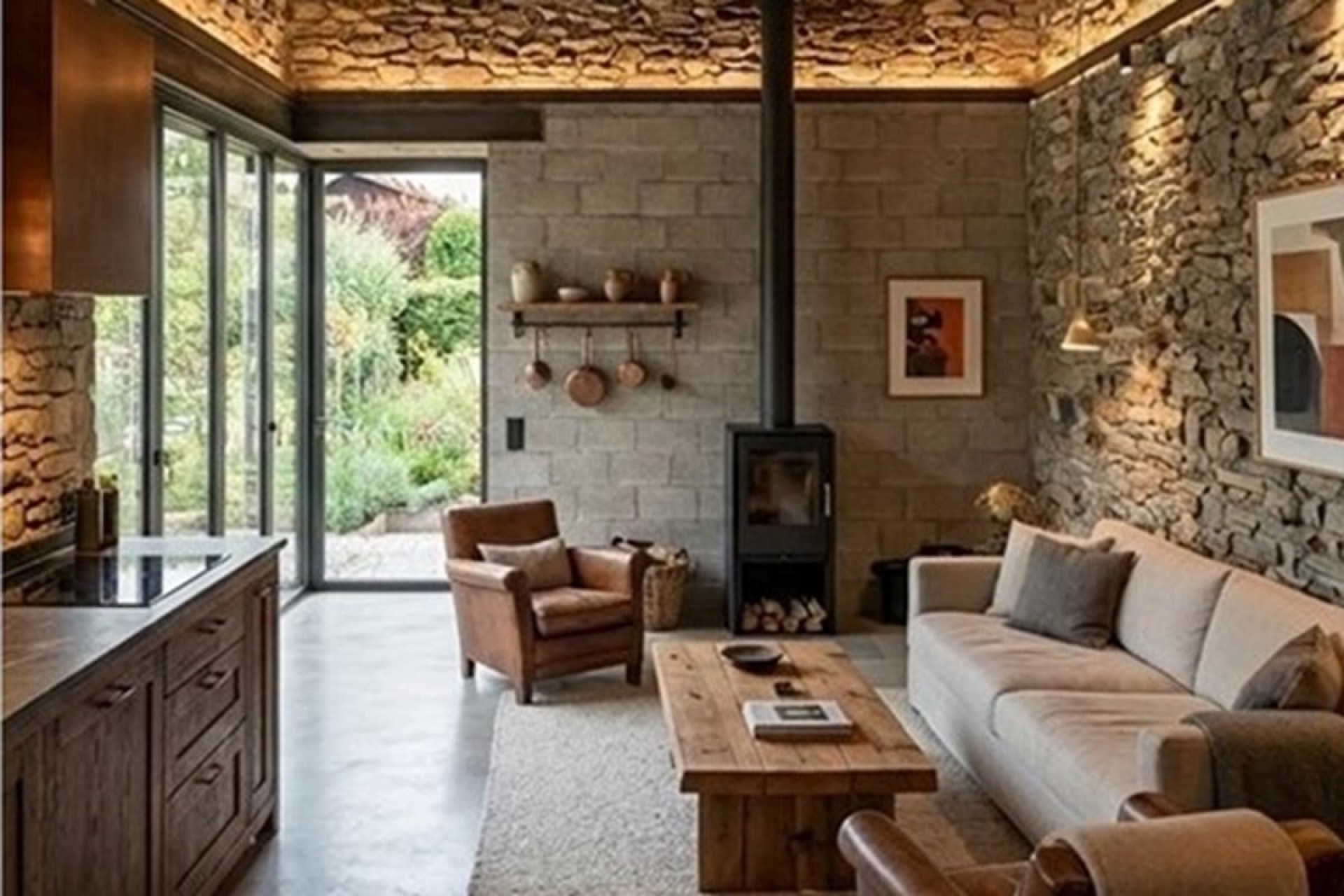 Gemütliches Wohnzimmer mit Naturstein und Kamin