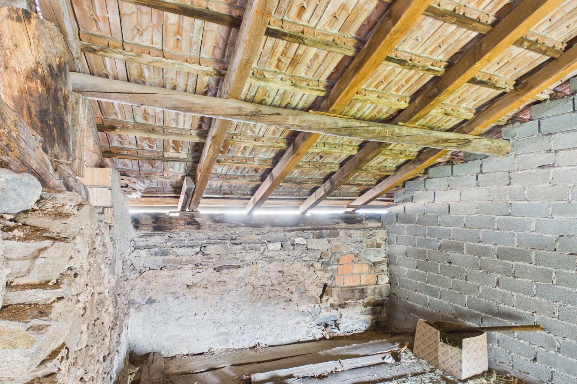 Unausgebauter Dachboden mit sichtbarer Holzkonstruktion