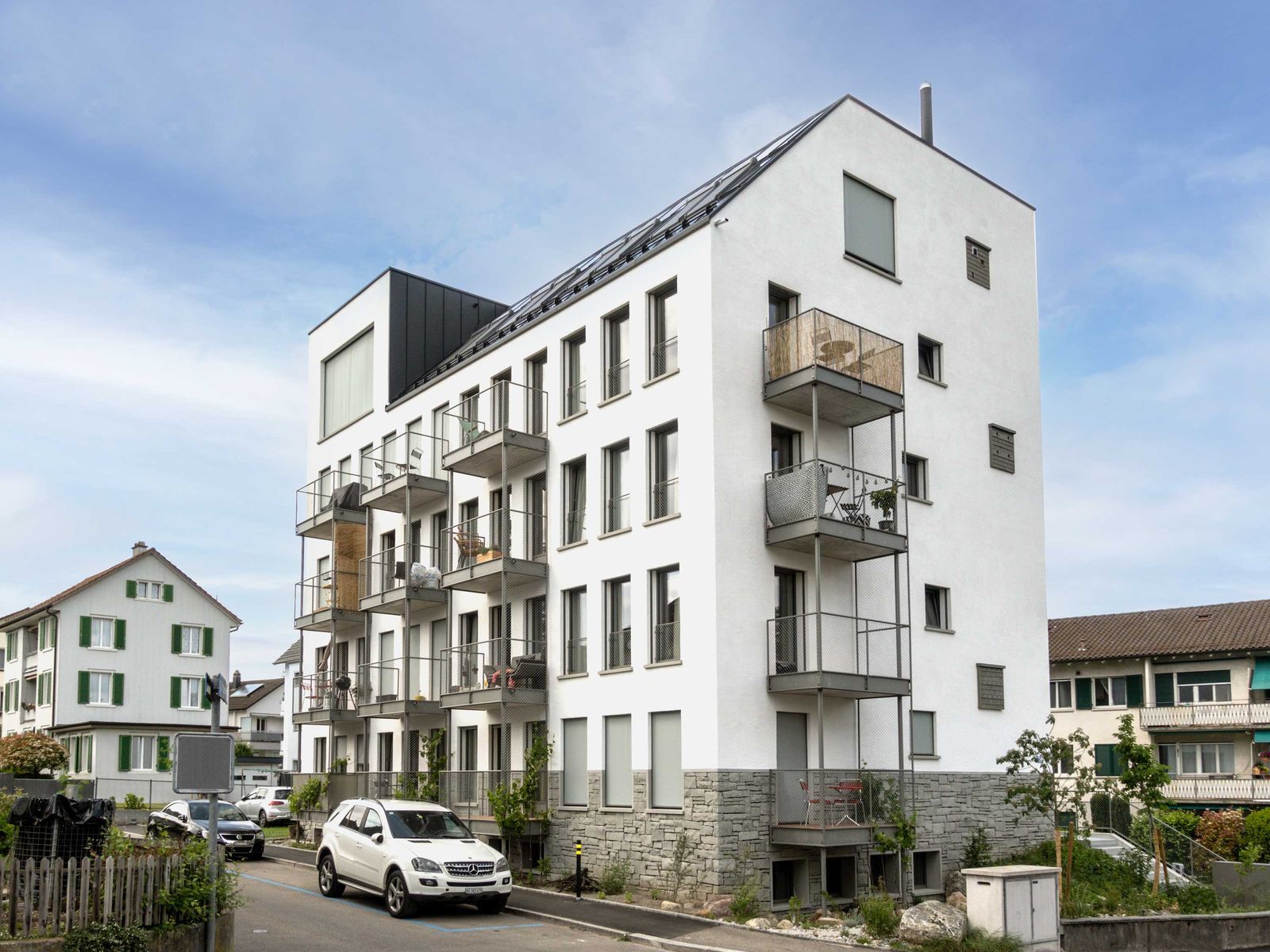 Modernes Mehrfamilienhaus mit Balkonen