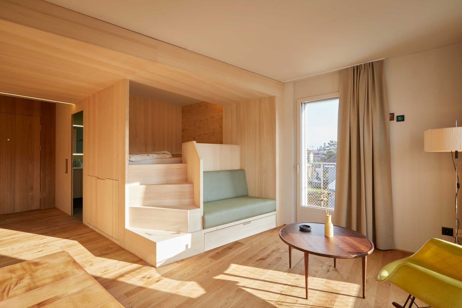 Helles Schlafzimmer mit Holz-Einbaumöbeln
