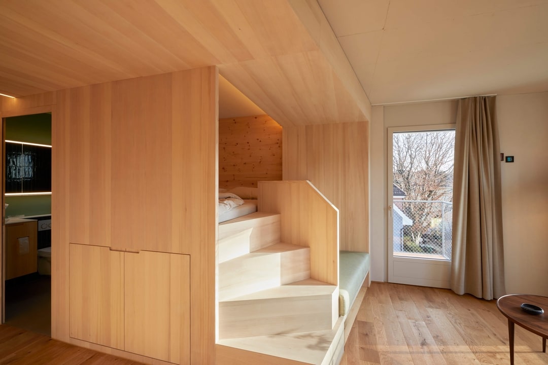 Helles Schlafzimmer mit eingebauter Holzschlafnische