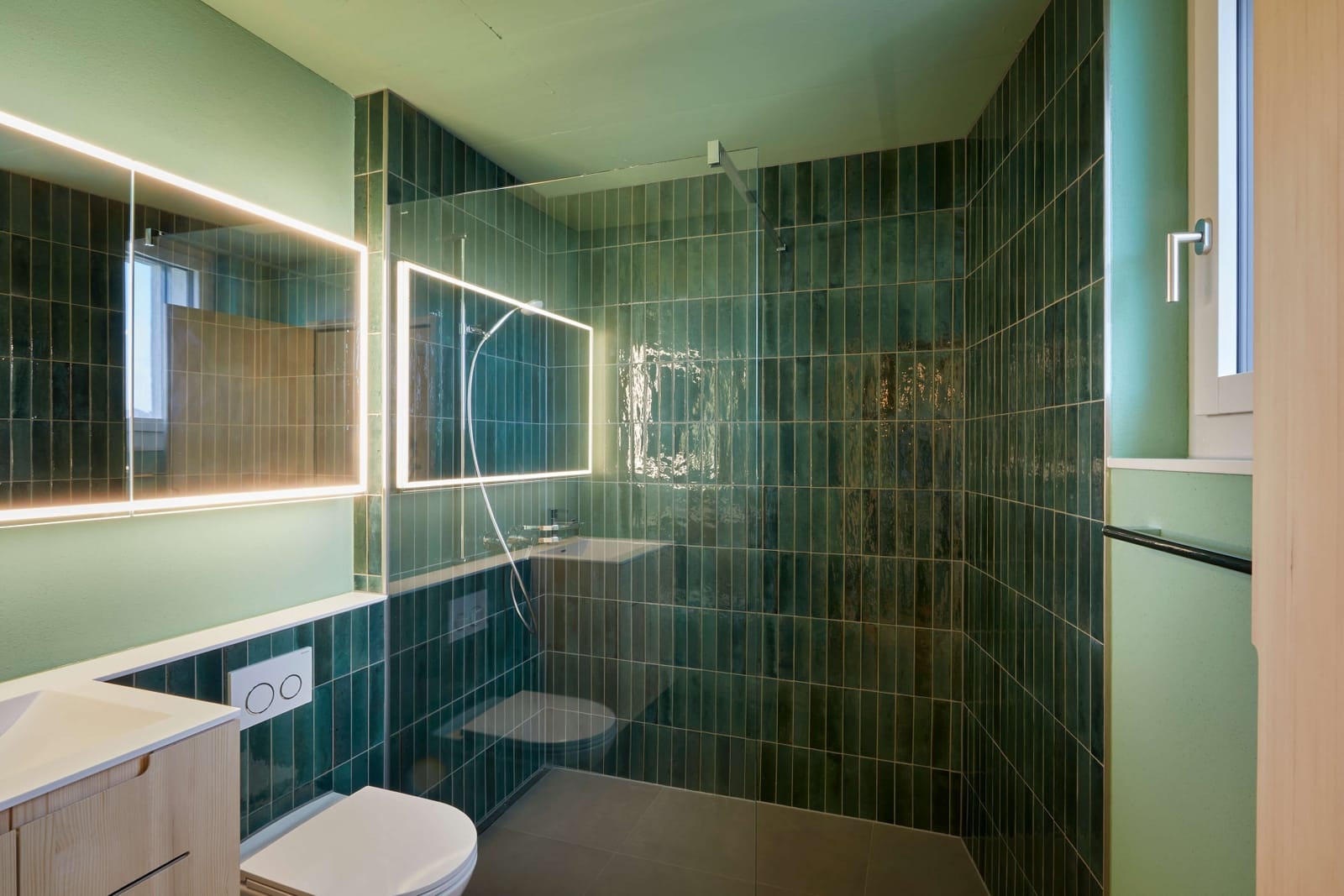 Modernes Badezimmer mit grünen Fliesen