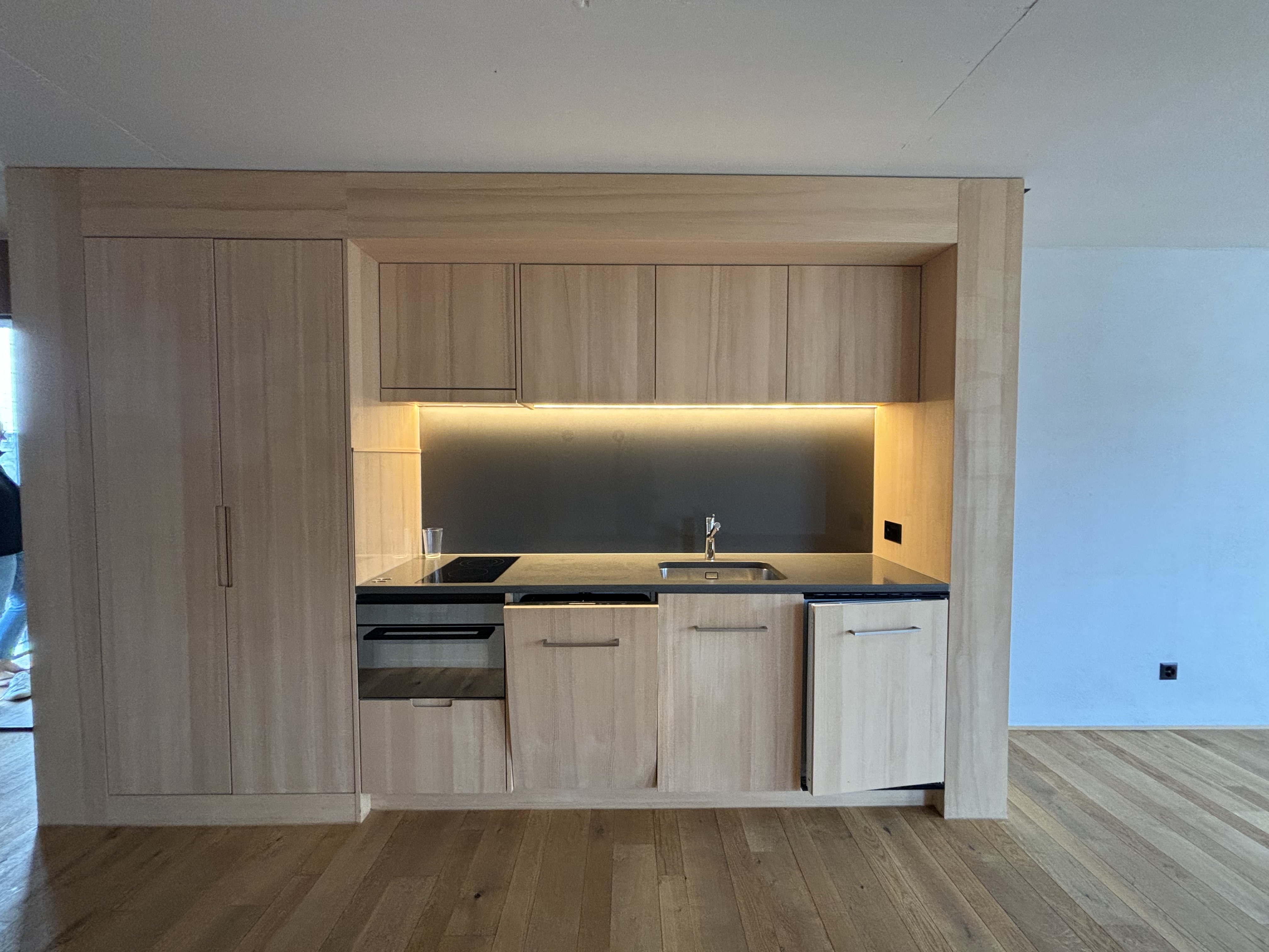 Moderne Küchenzeile mit Holzoptik
