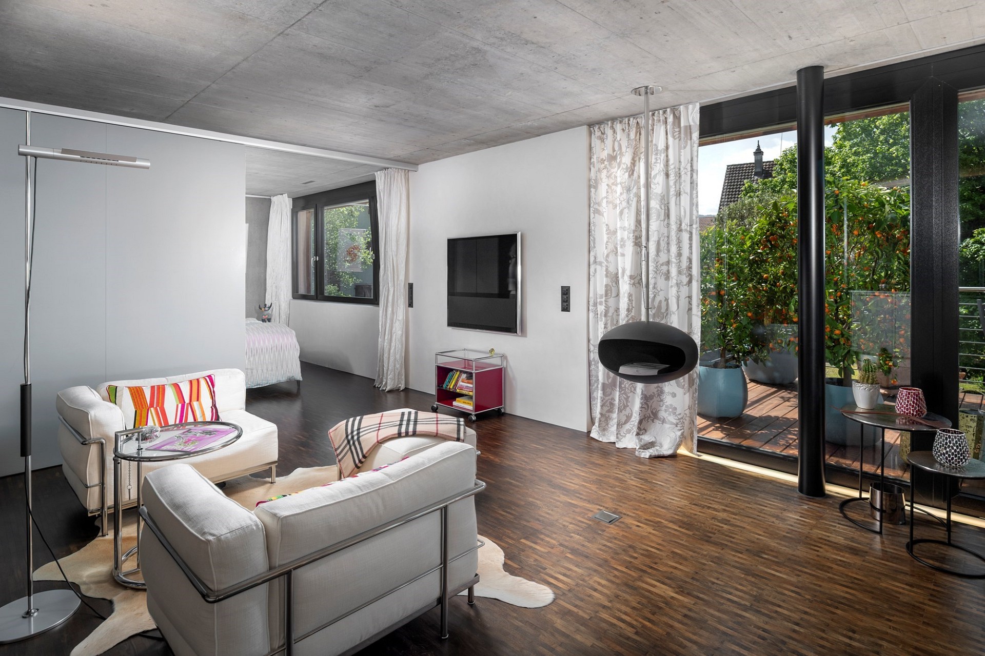 Modernes Wohn- und Schlafzimmer mit Terrasse