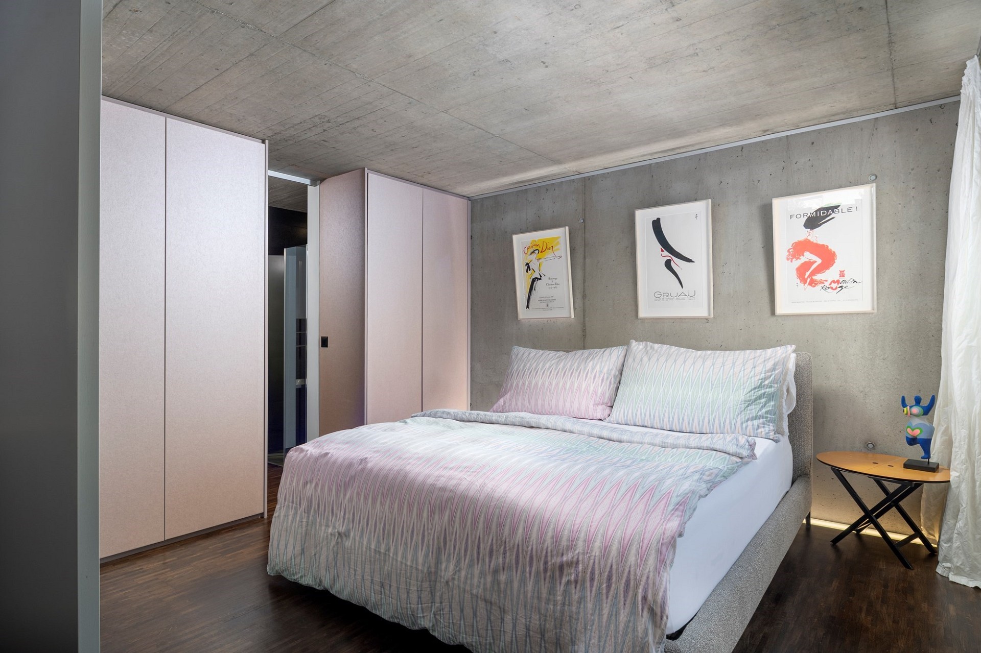 Modernes Schlafzimmer mit Sichtbeton und Einbauschrank