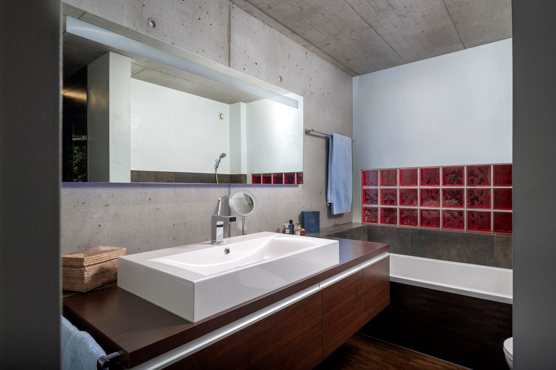 Modernes Badezimmer mit Beton und Glasbausteinen