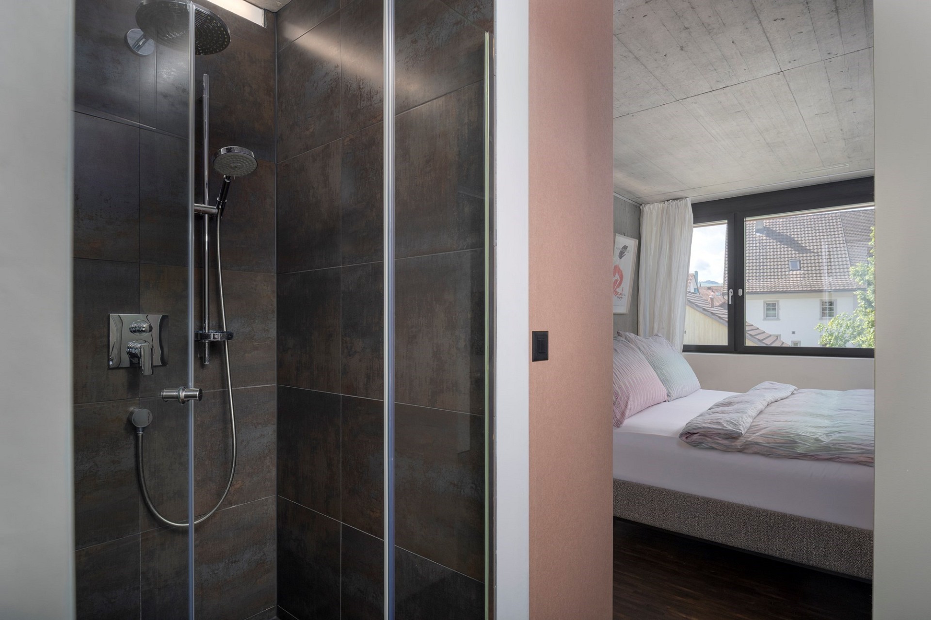 Modernes Schlafzimmer mit angrenzender Dusche