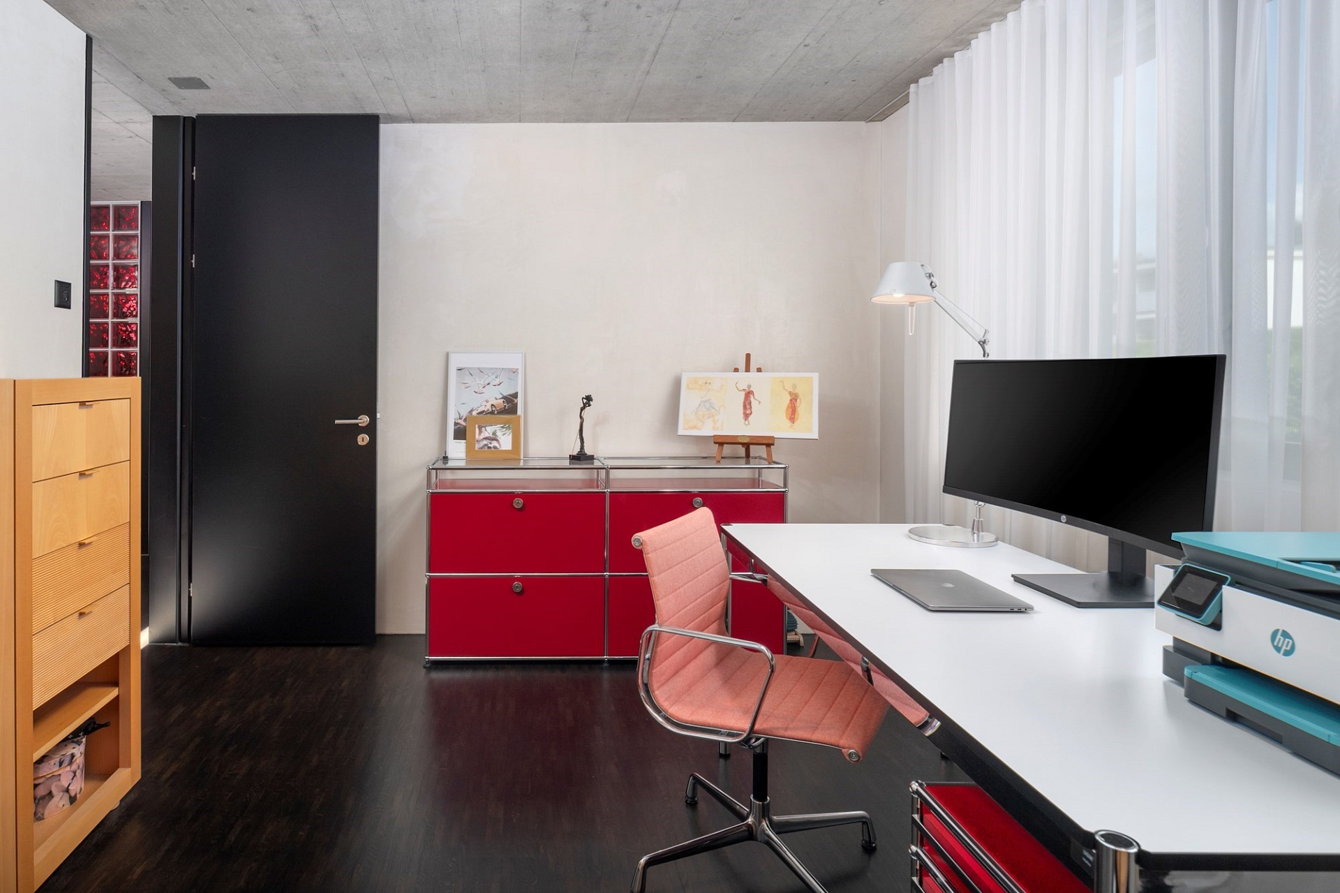 Modernes Arbeitszimmer mit Designer-Möbeln