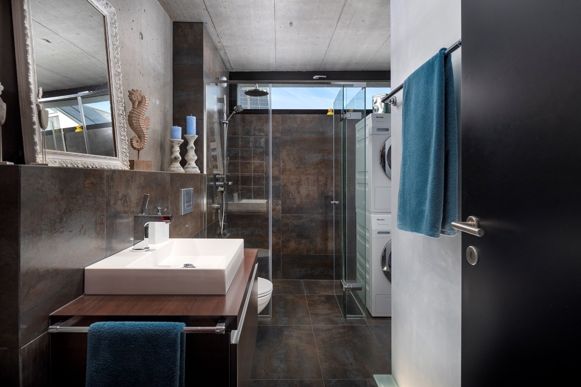 Modernes Badezimmer mit Dusche und Waschtisch