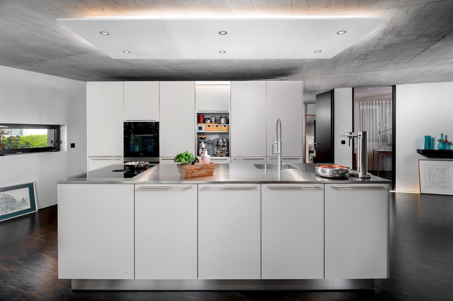 Moderne Designküche mit Kochinsel