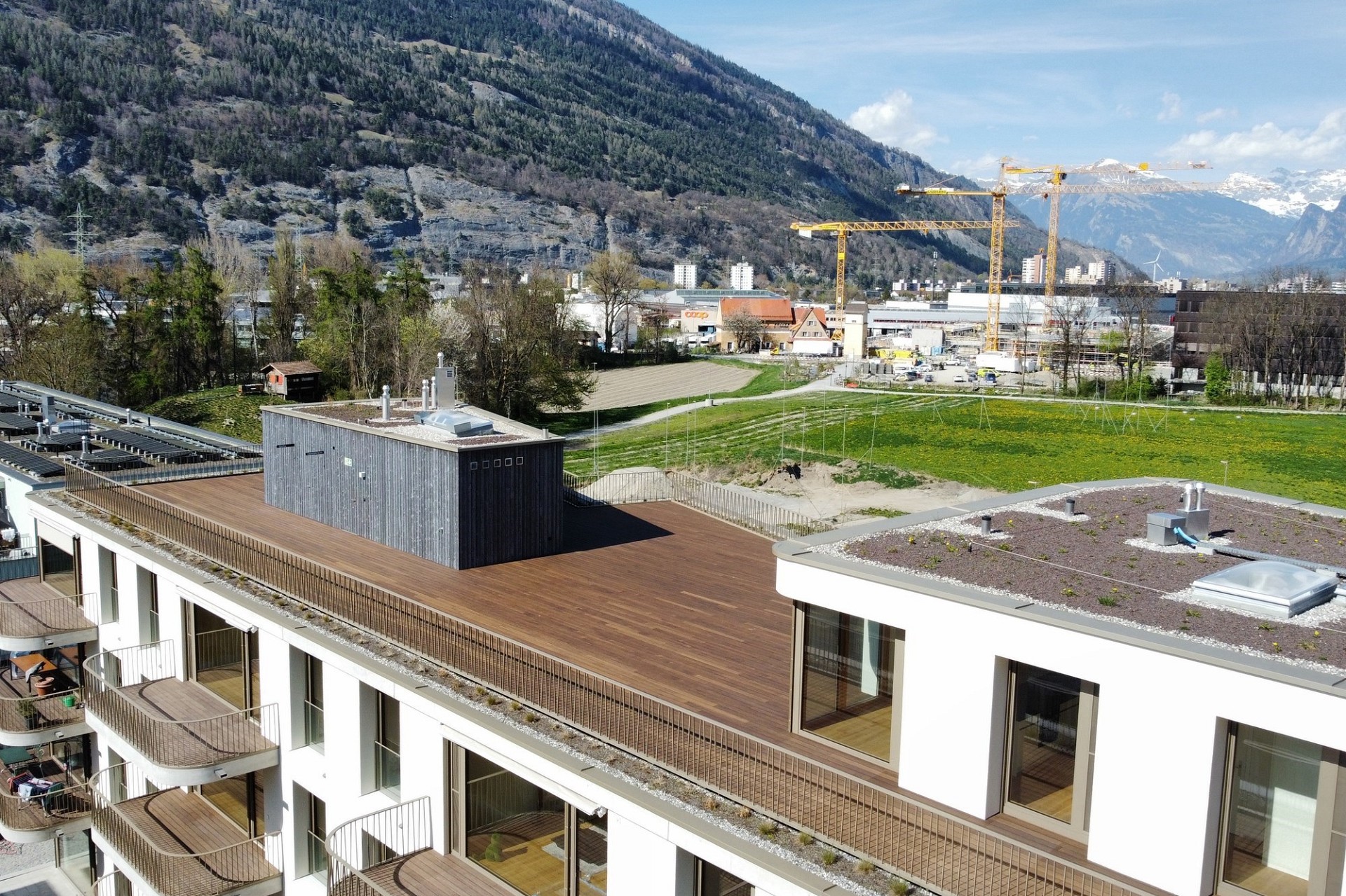 Drohnenaufnahme eines modernen Wohngebäudes mit Dachterrassen