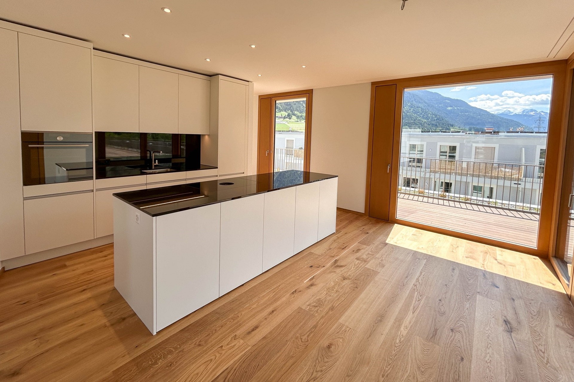 Moderne offene Küche mit Bergblick