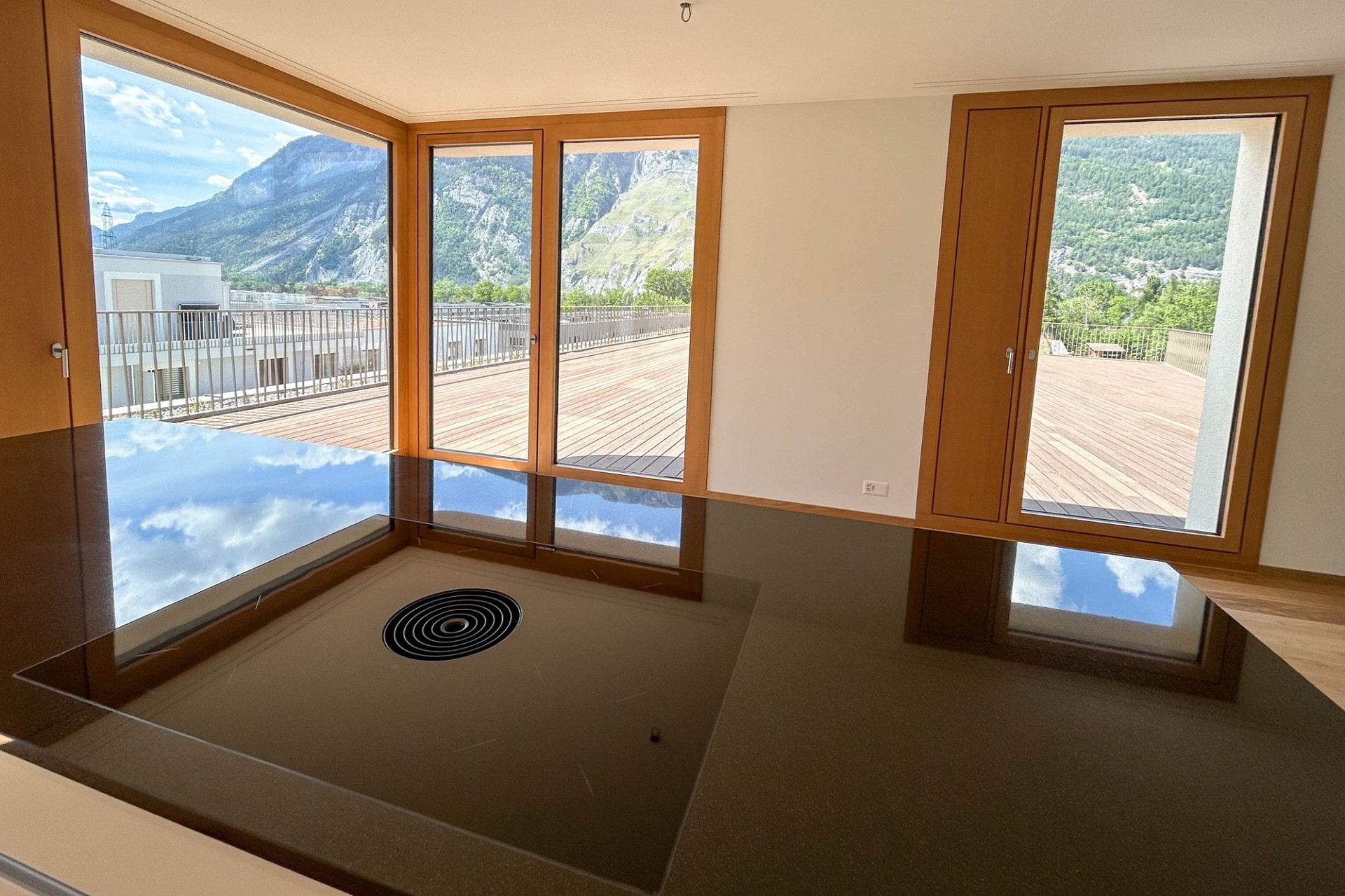 Modernes Zimmer mit Panoramablick und glänzendem Boden