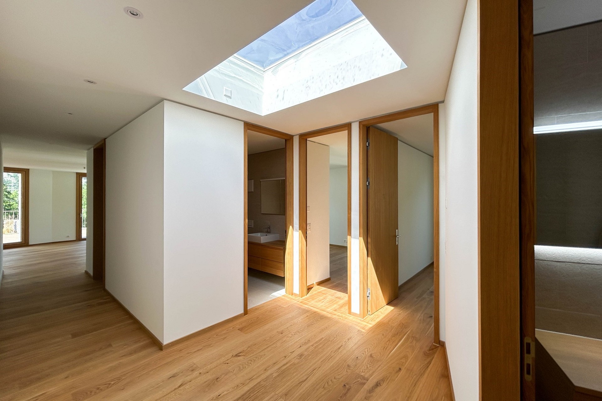Heller Flur mit Dachfenster