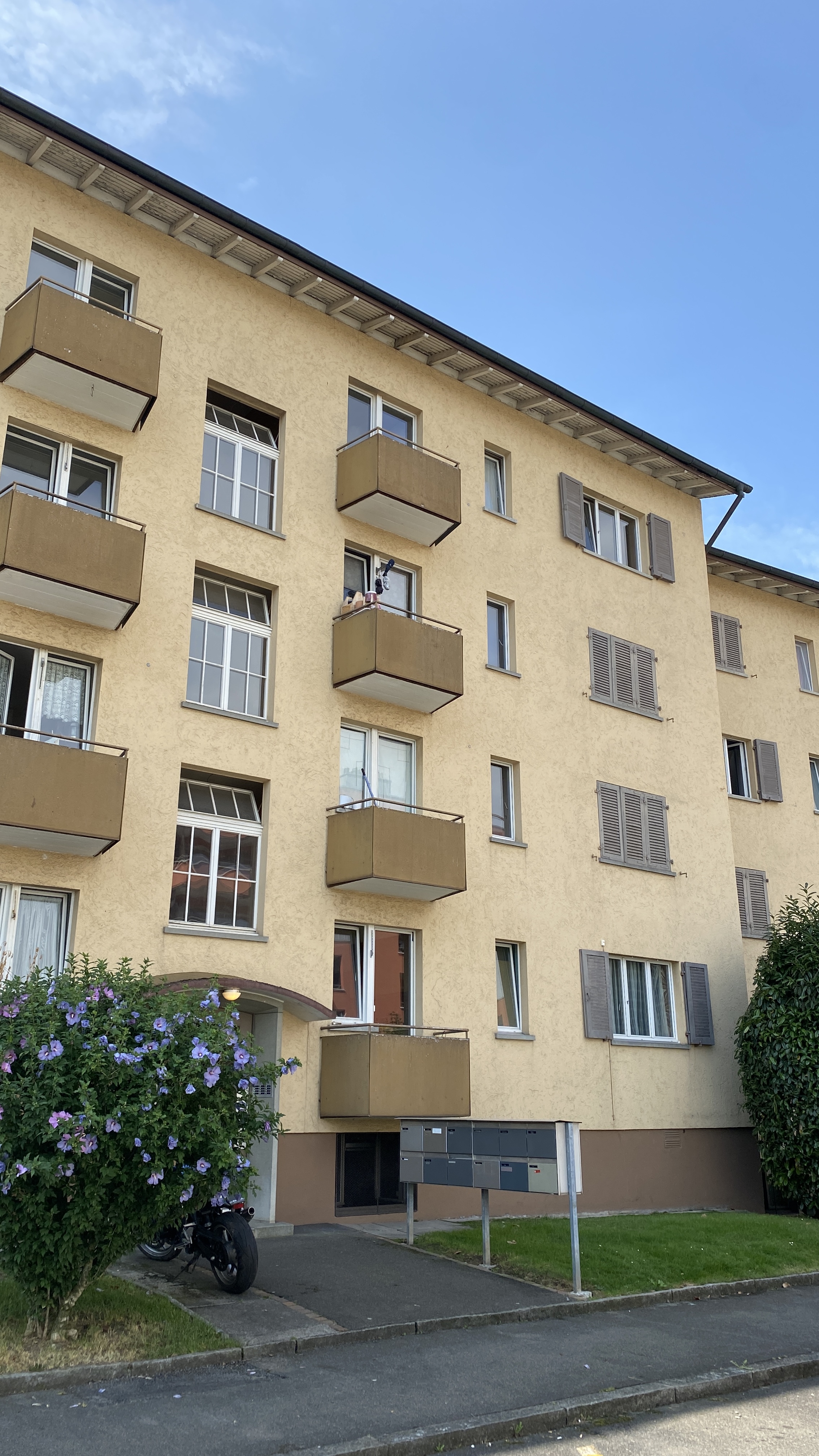 Mehrfamilienhaus mit Balkonen