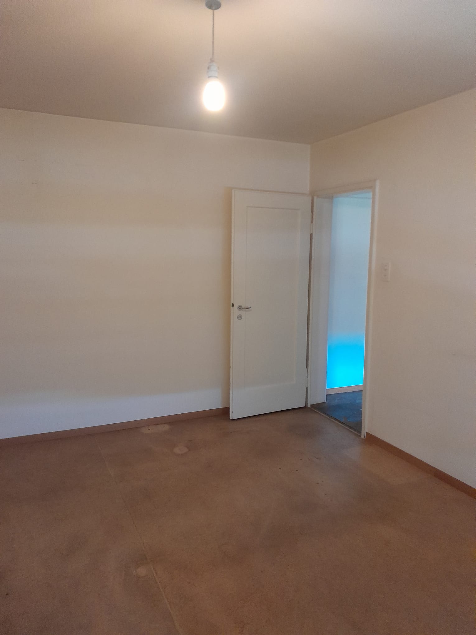 Leeres Zimmer mit offener Tür