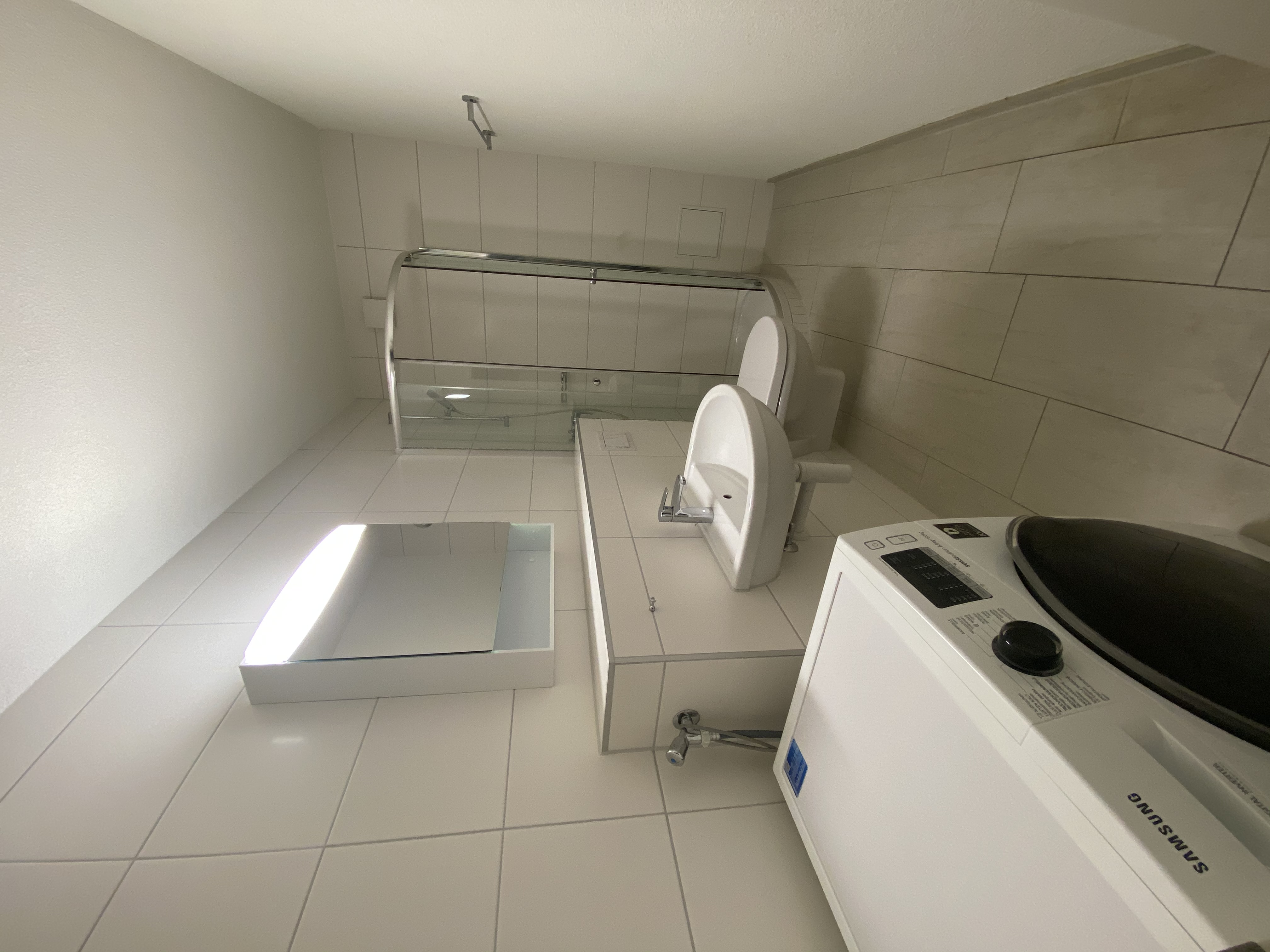 Kompaktes Badezimmer mit Dusche und Waschmaschine