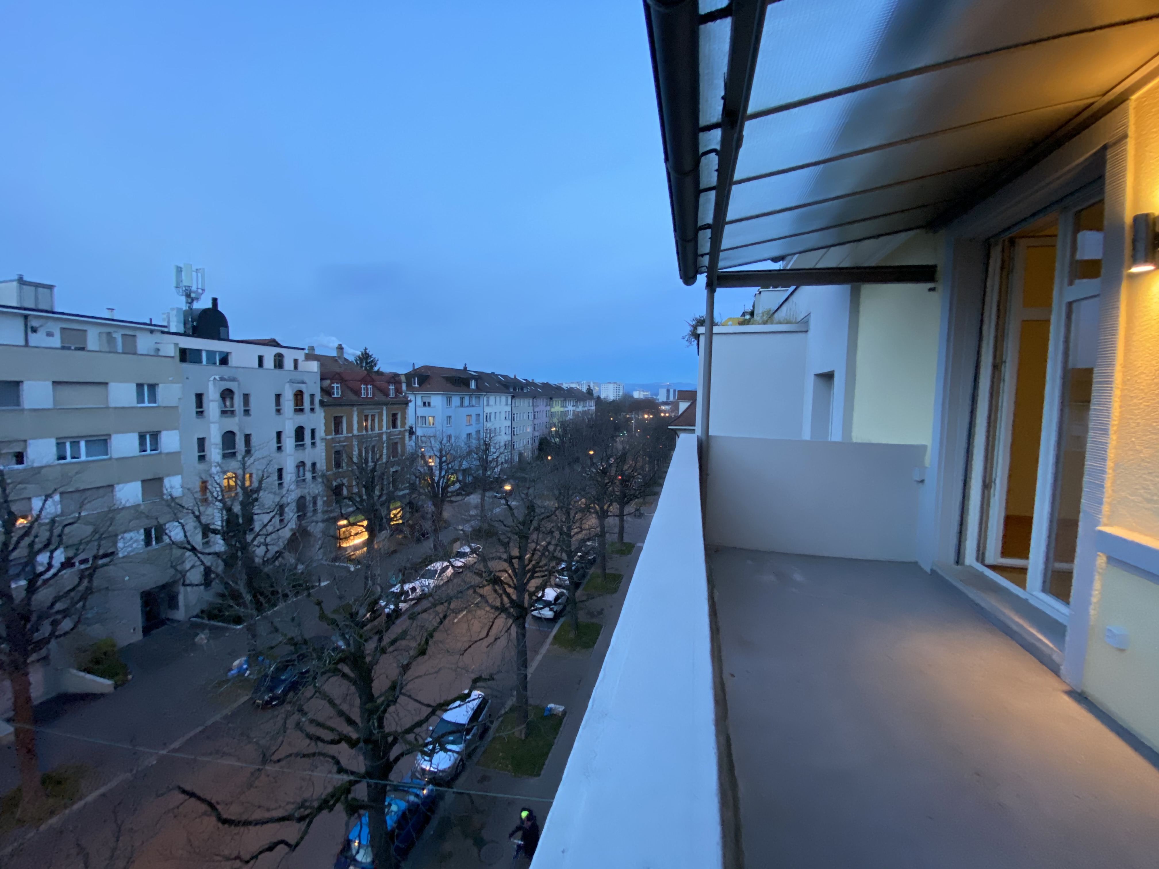 Balkon mit Stadtblick bei Dämmerung