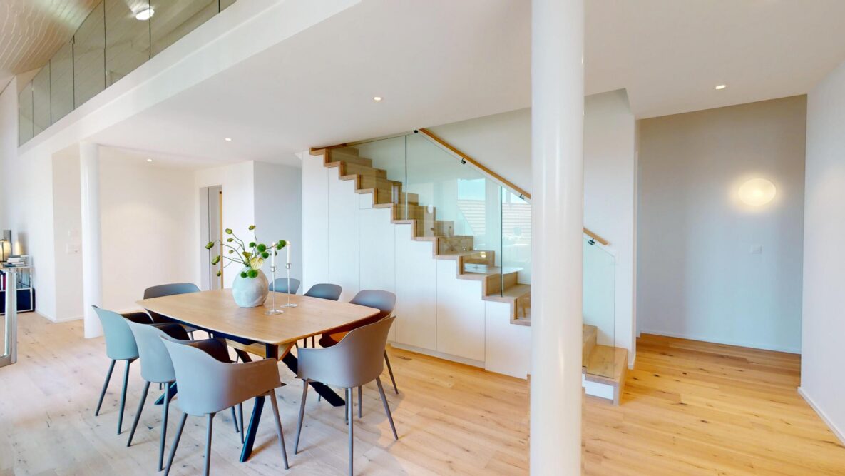 Offener Essbereich mit Treppe