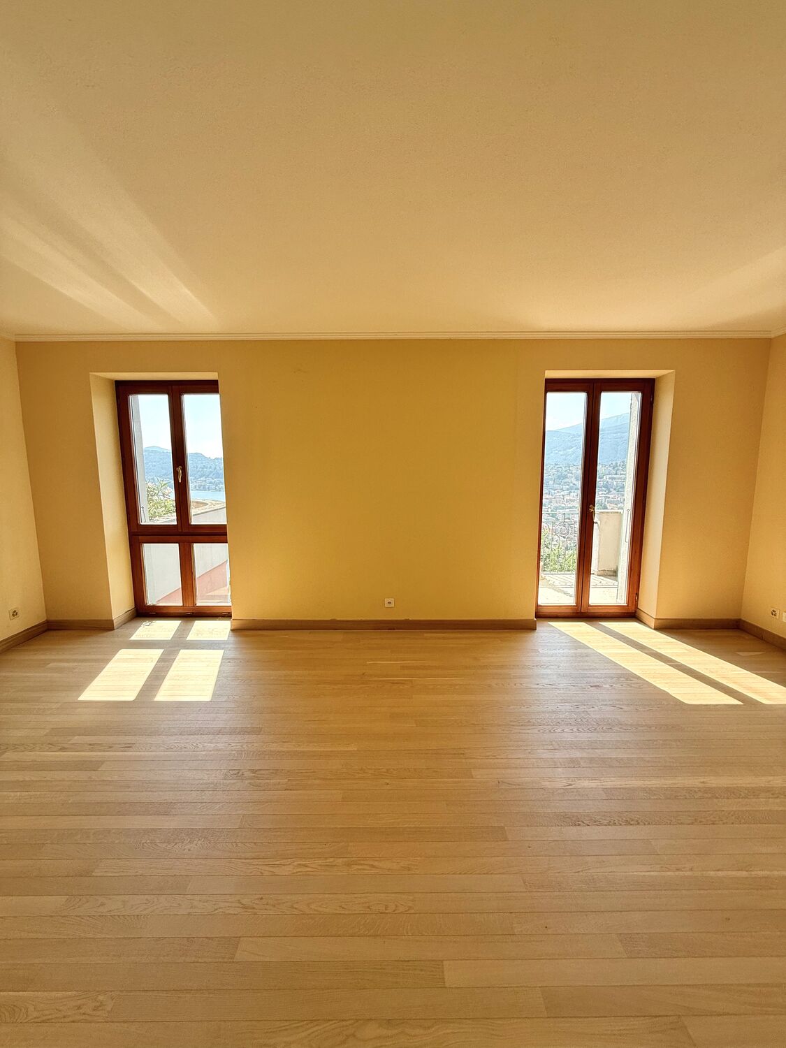 Heller leerer Wohnraum mit Blick ins Tal