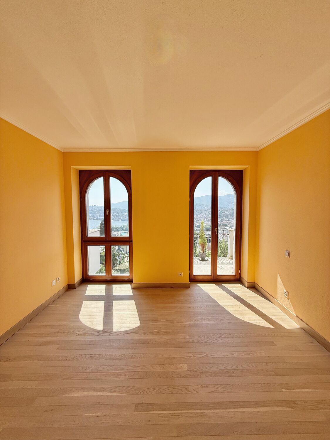 Leerer Raum mit Seeblick
