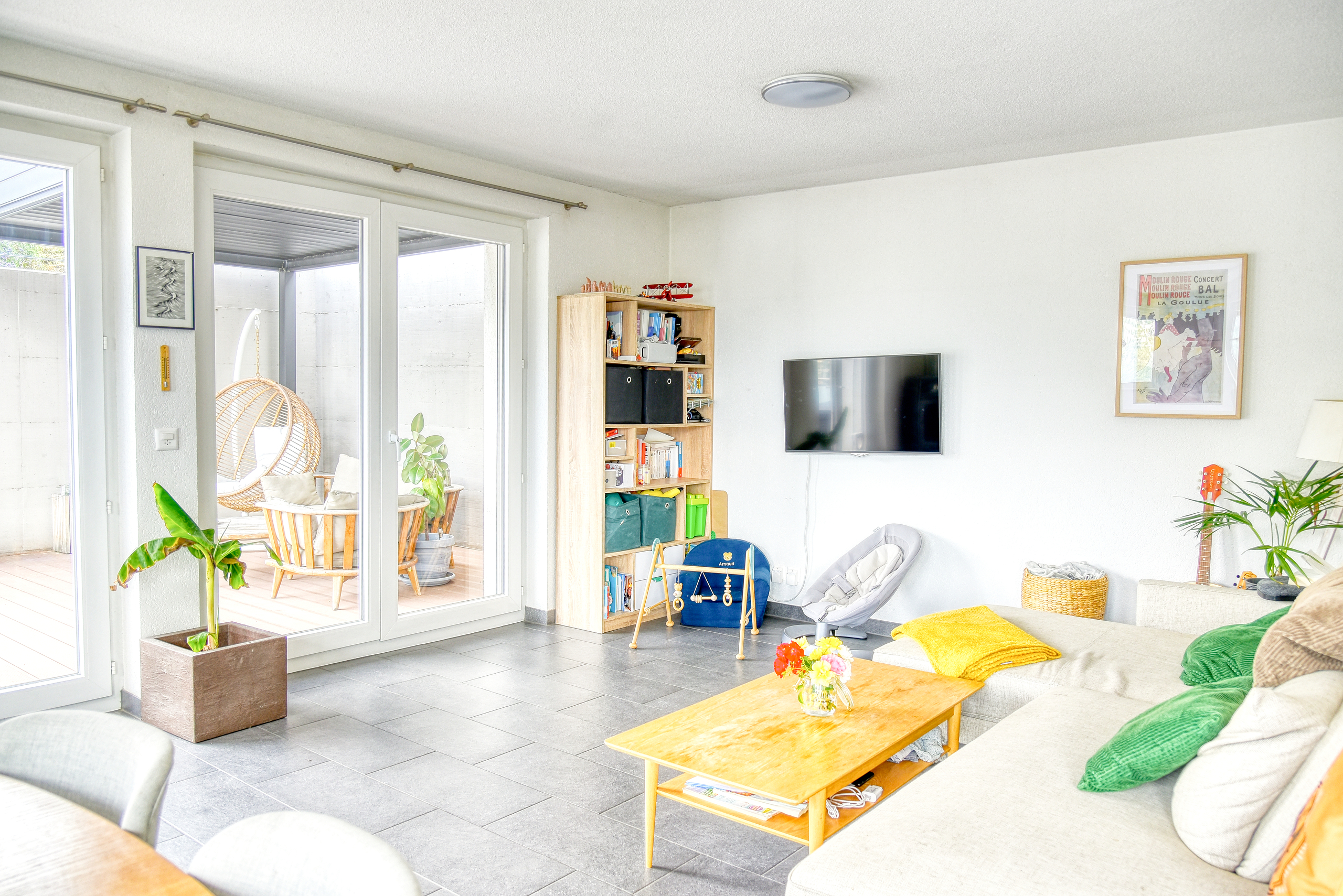 Helles, modern eingerichtetes Wohnzimmer mit Zugang zur Terrasse