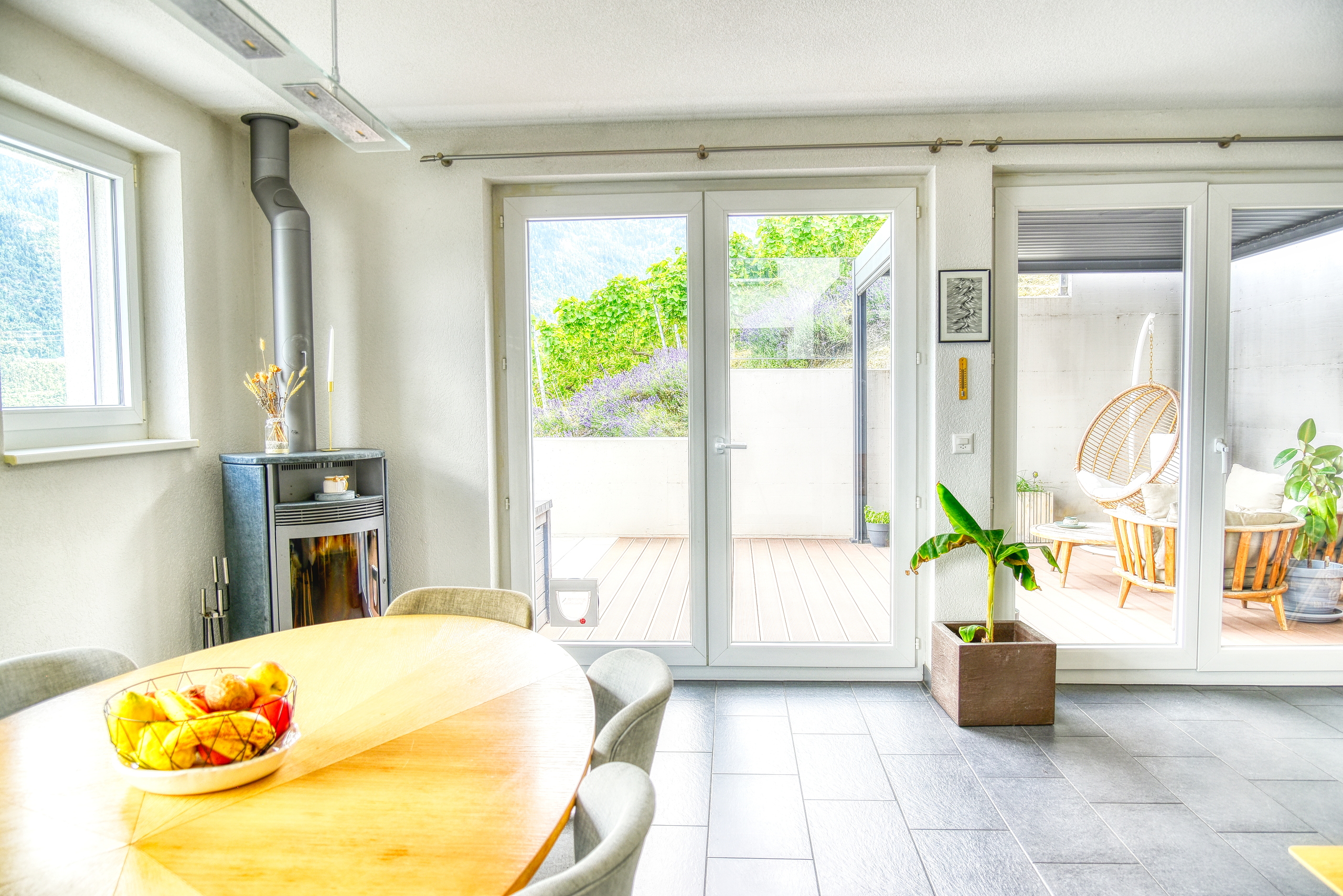 Heller Essbereich mit Kamin und großer Terrassentür
