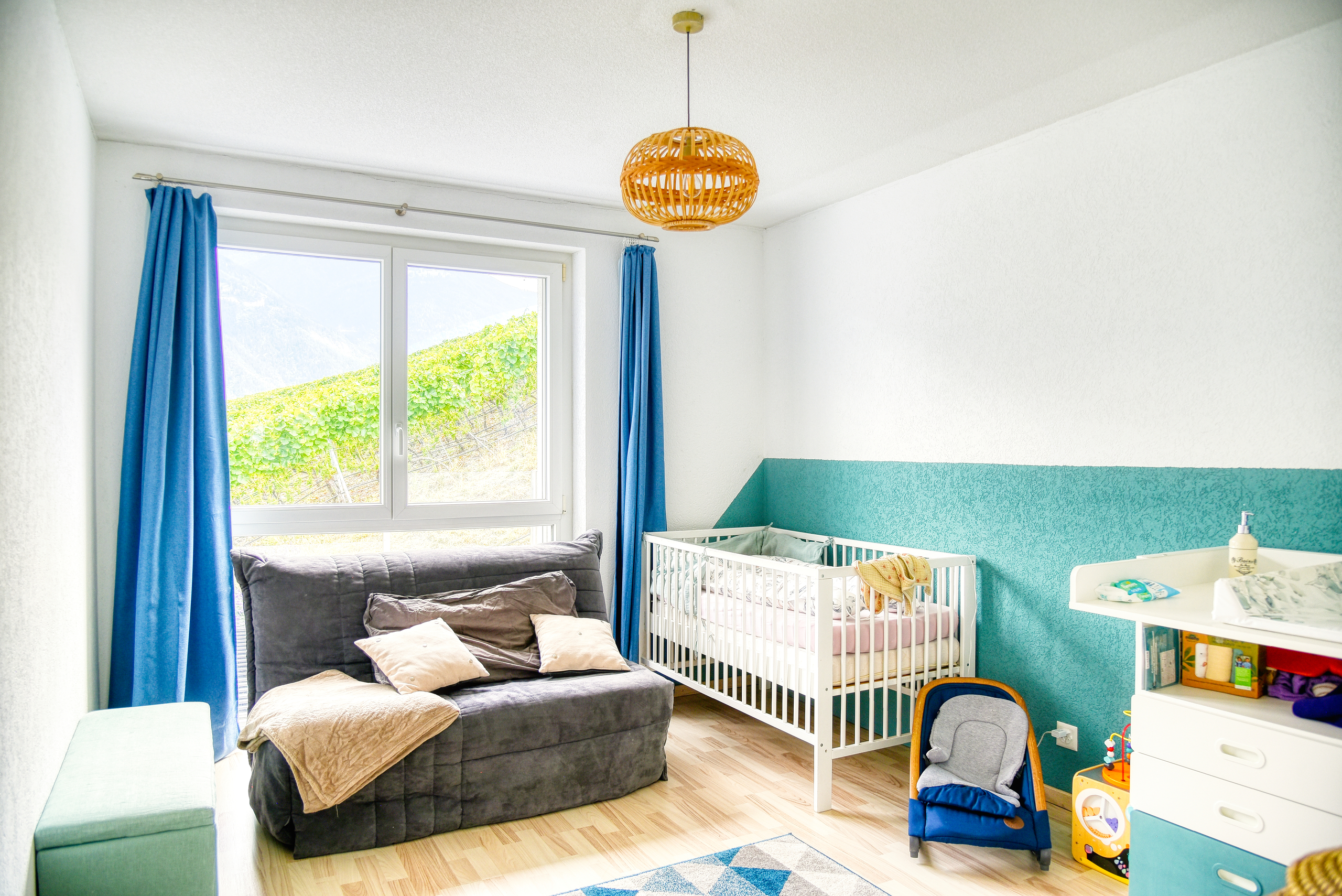 Kinderzimmer mit Blick ins Grüne