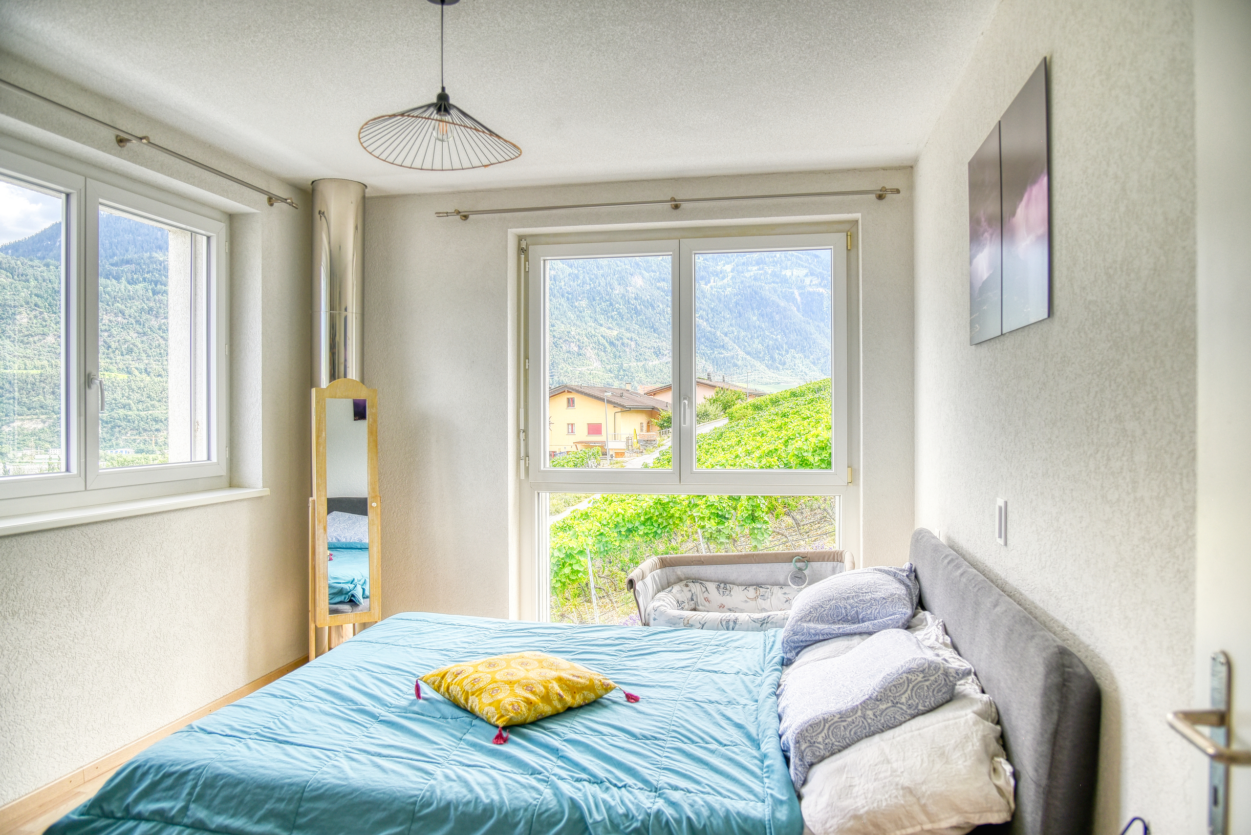 Helles Schlafzimmer mit Bergblick