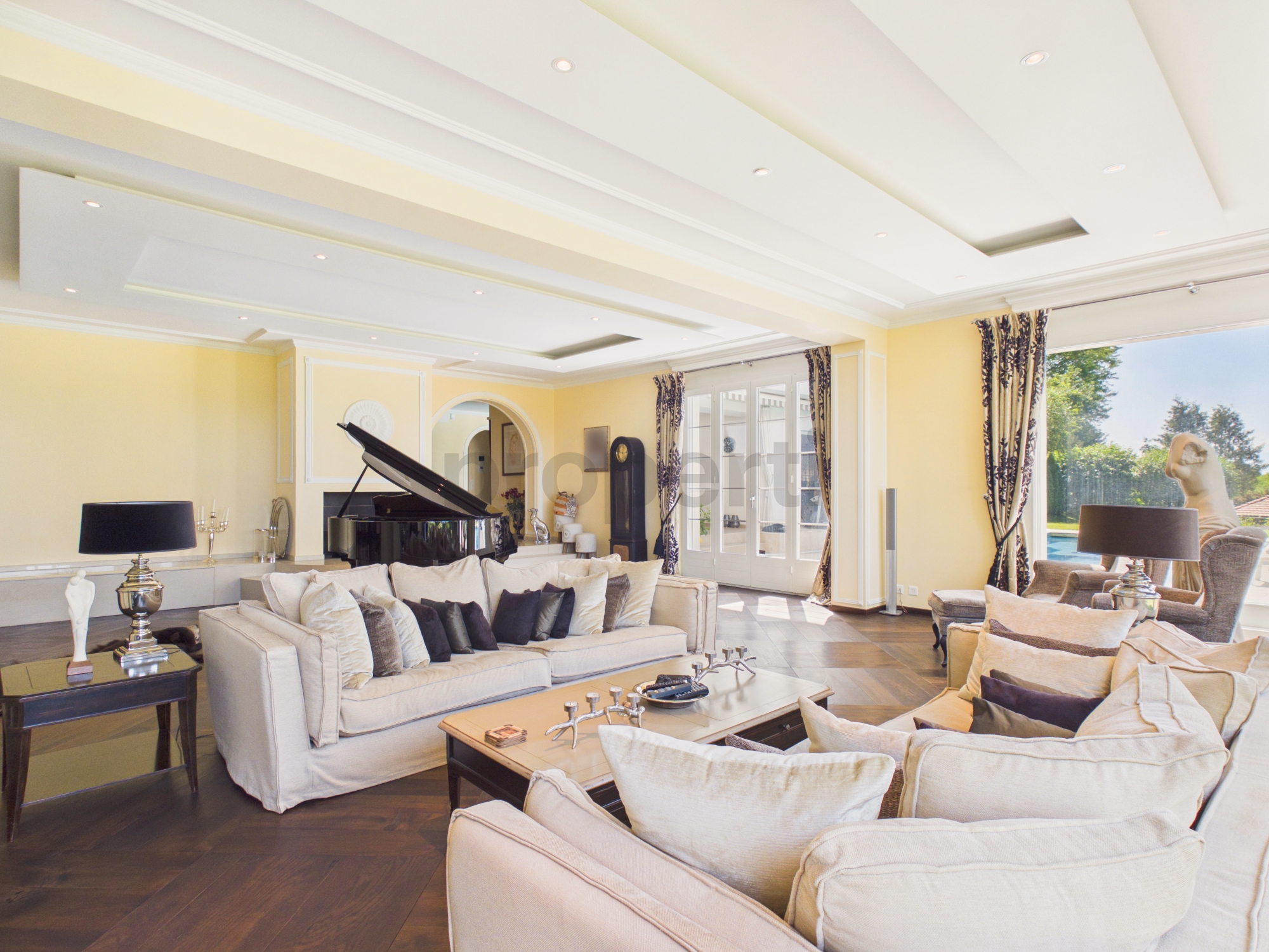 Elegantes Wohnzimmer mit Flügel