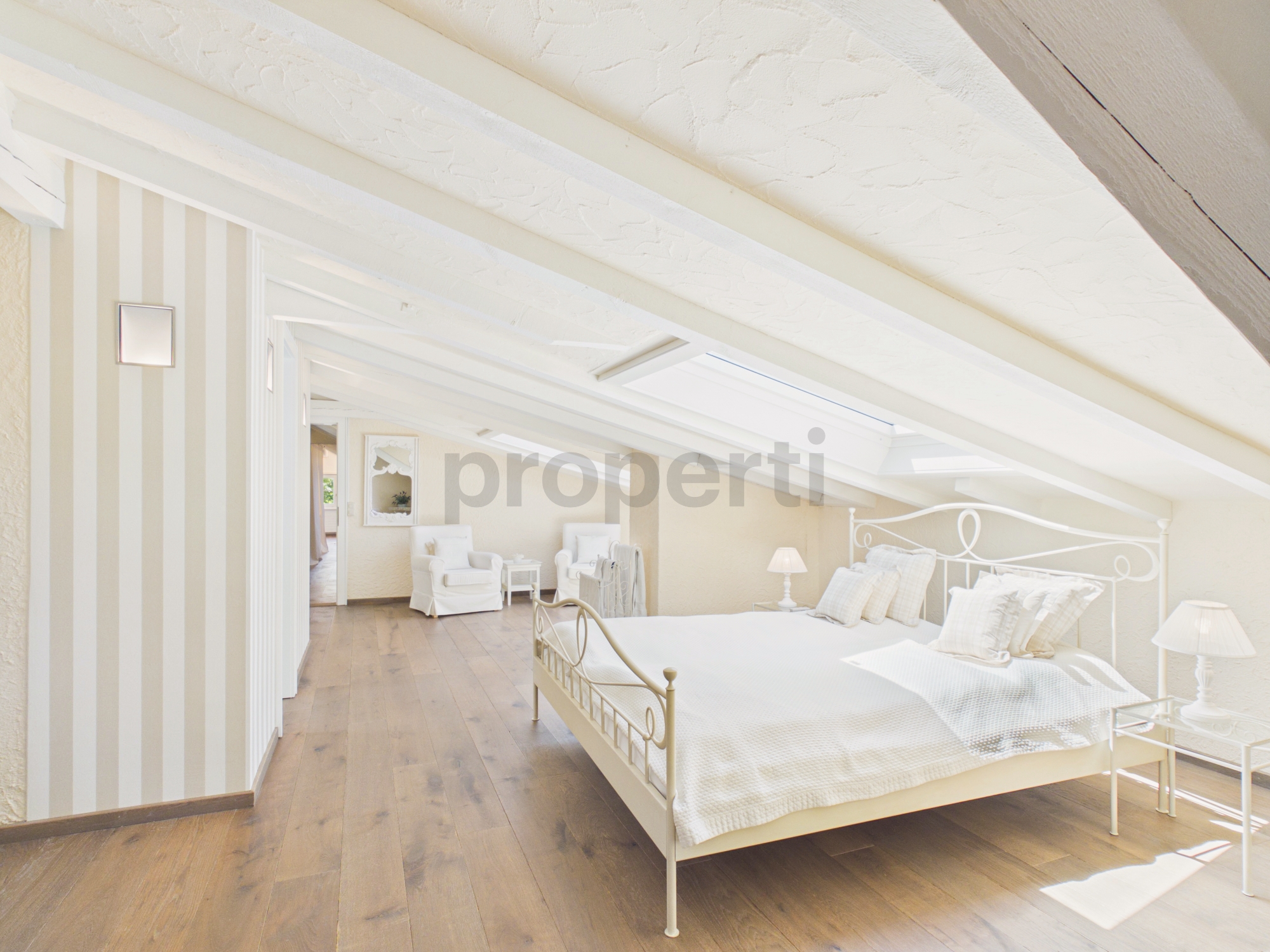 Helles Schlafzimmer im Dachgeschoss