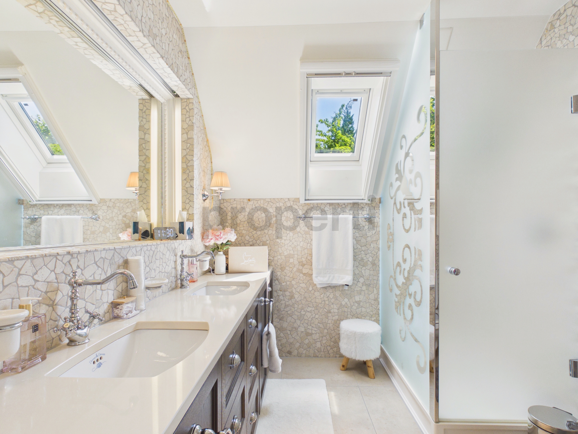 Helles Badezimmer mit Dachfenstern und Mosaikfliesen
