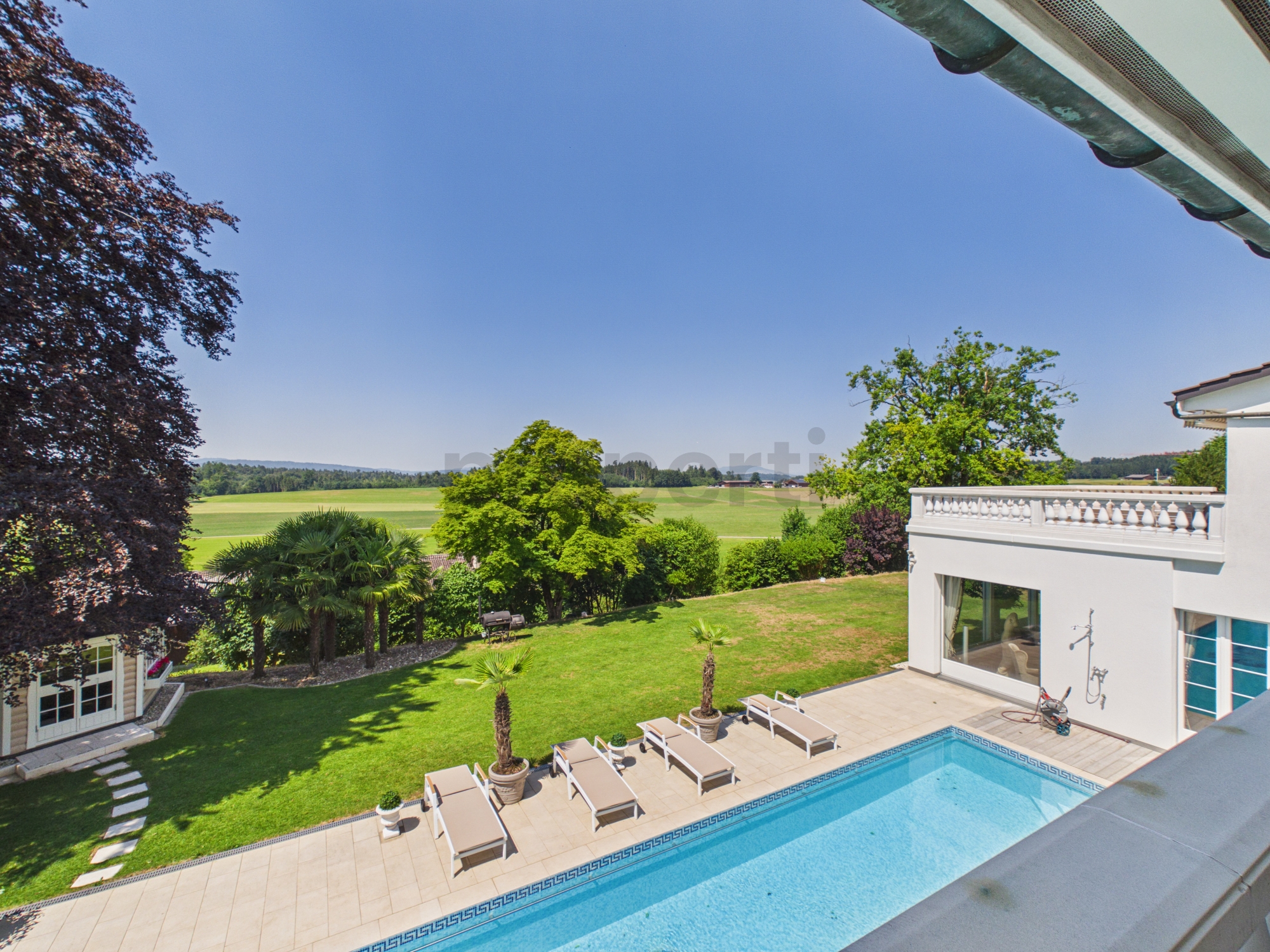 Luxuriöser Außenbereich mit Pool und weitem Landschaftsblick