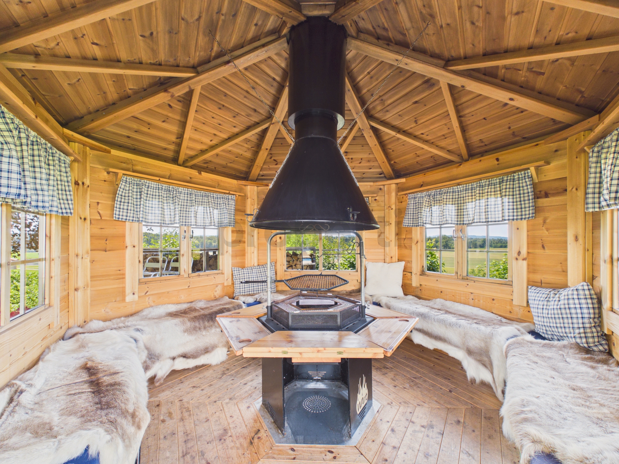 Gemütlicher Holzpavillon mit Kamin