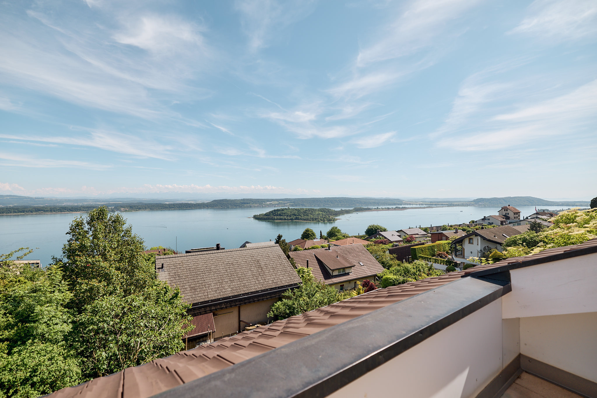 Balkon- oder Terrassenblick auf See und Siedlung