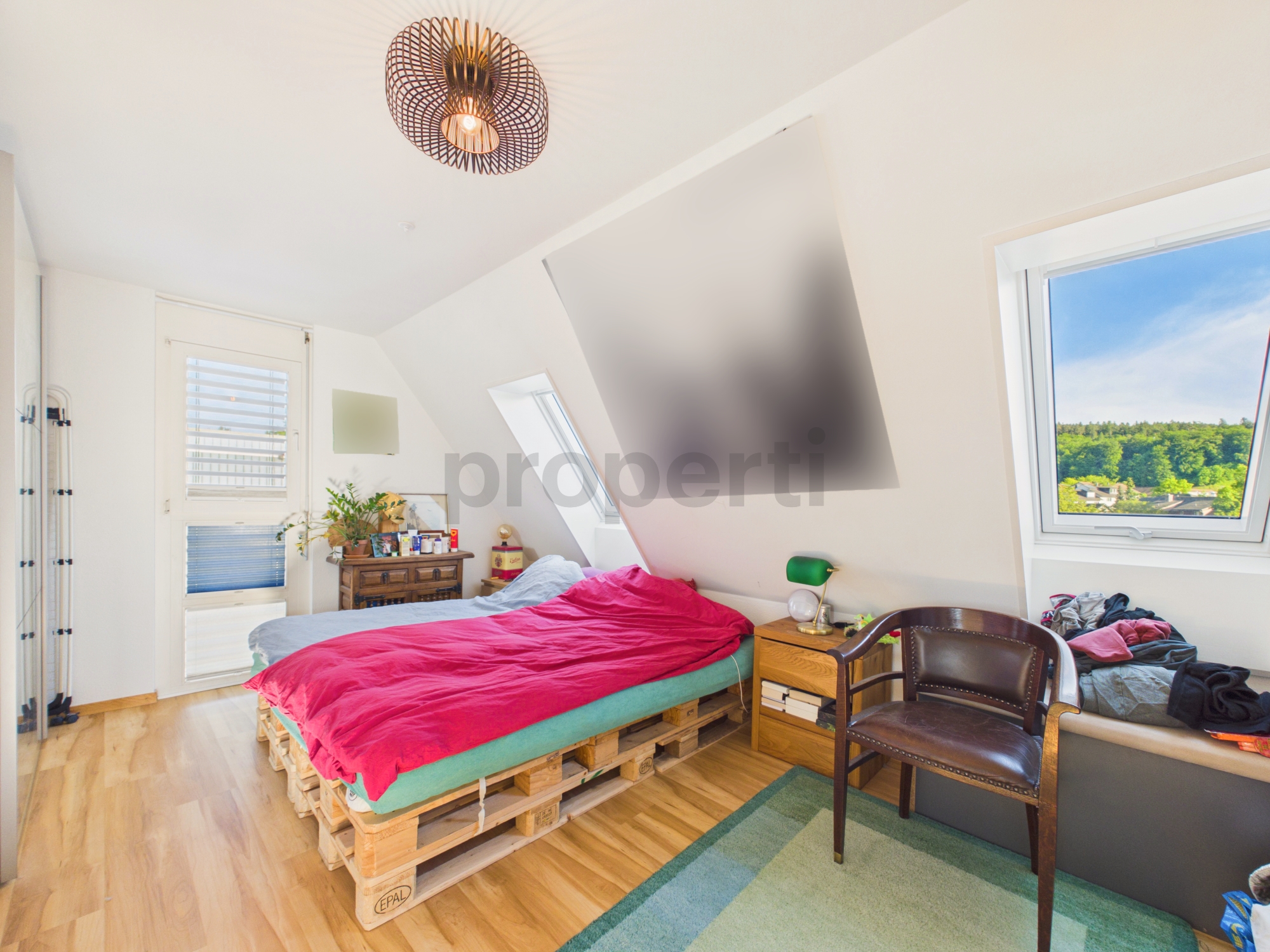 Helles Schlafzimmer mit Dachschrägen