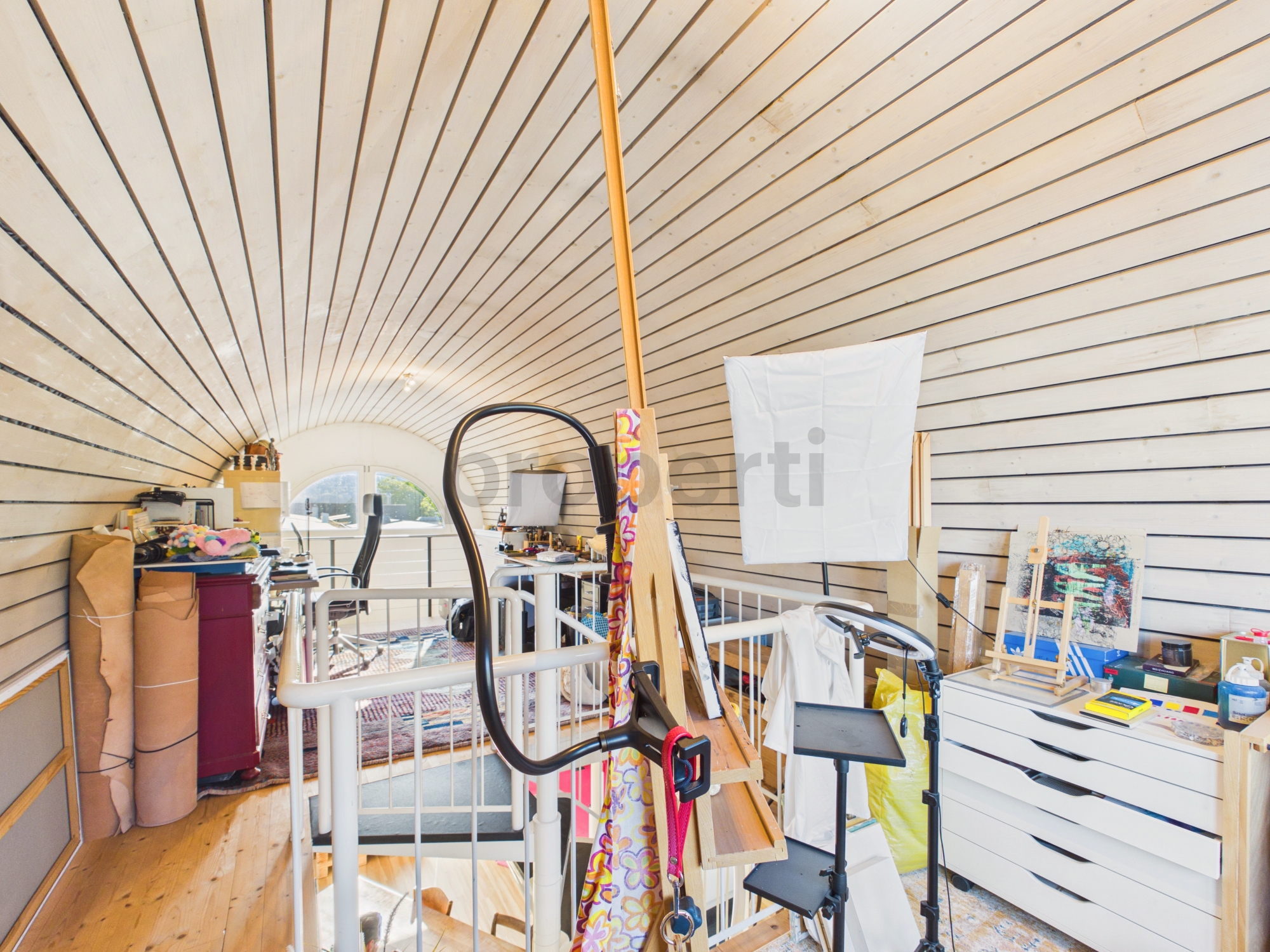 Dachgeschoss-Atelier mit Arbeitsbereich