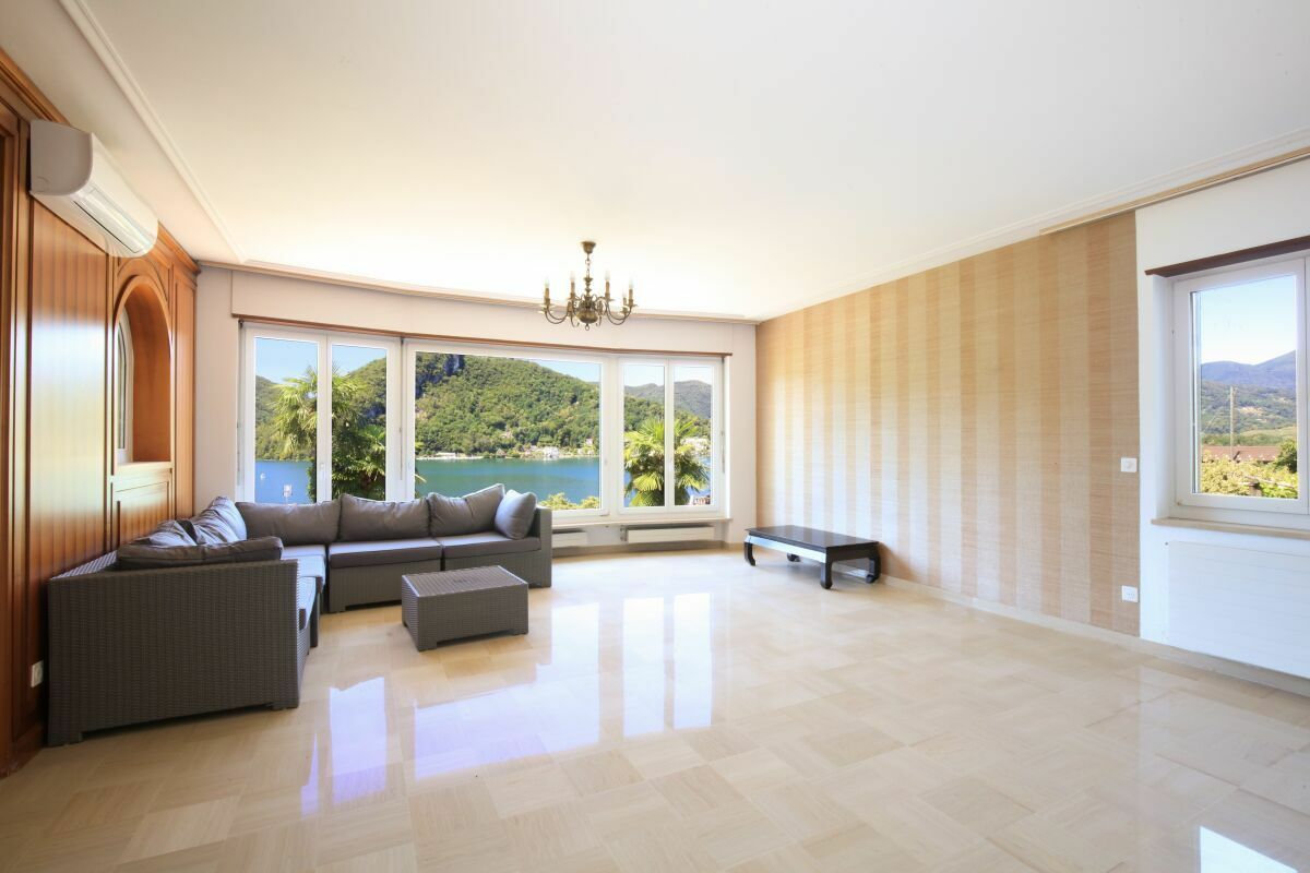 Wohnzimmer mit Seeblick