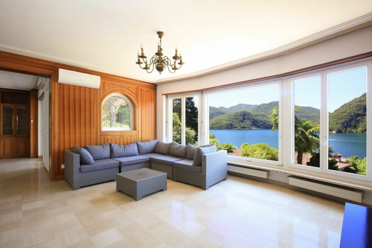Wohnzimmer mit Panoramablick auf See und Berge