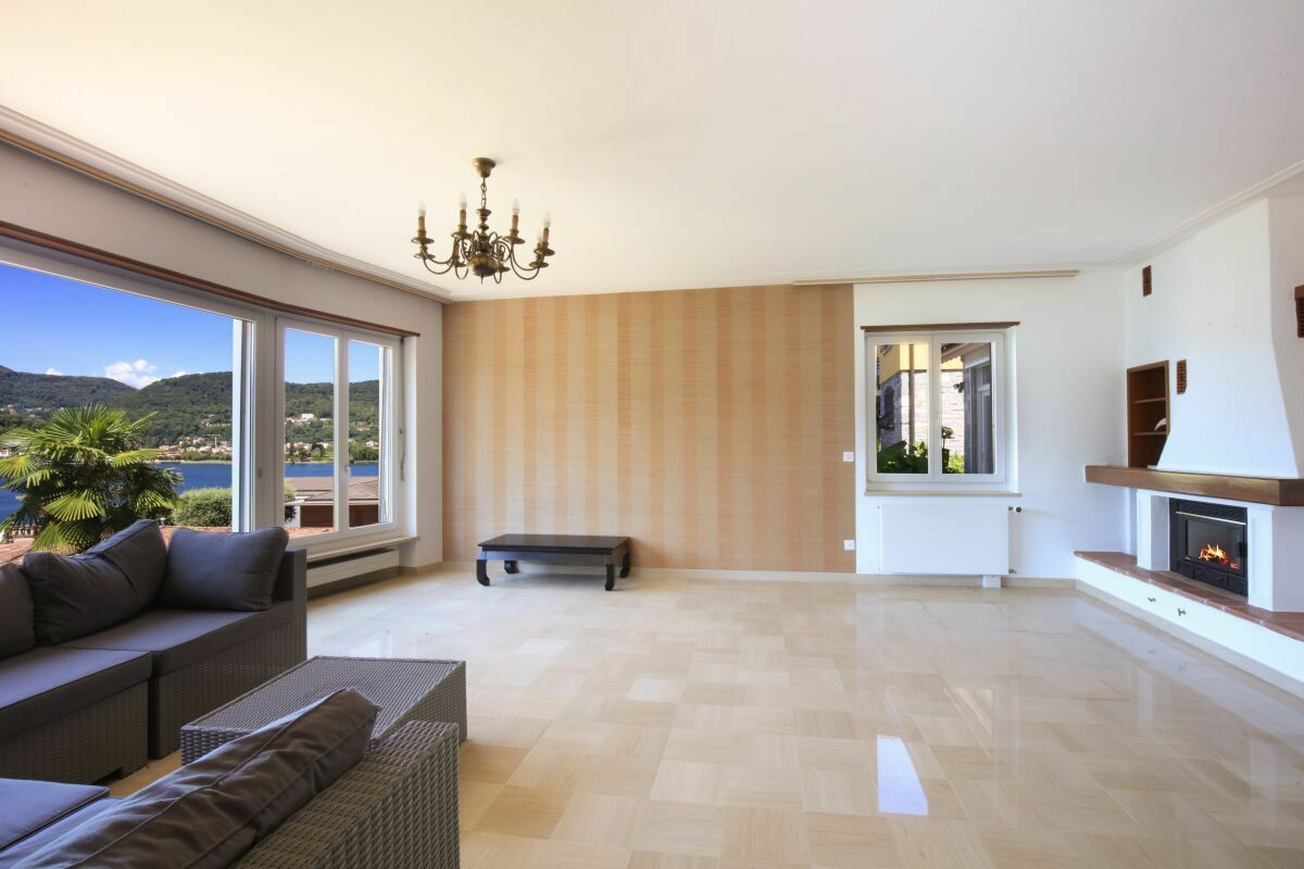 Helles Wohnzimmer mit Kamin und Seeblick
